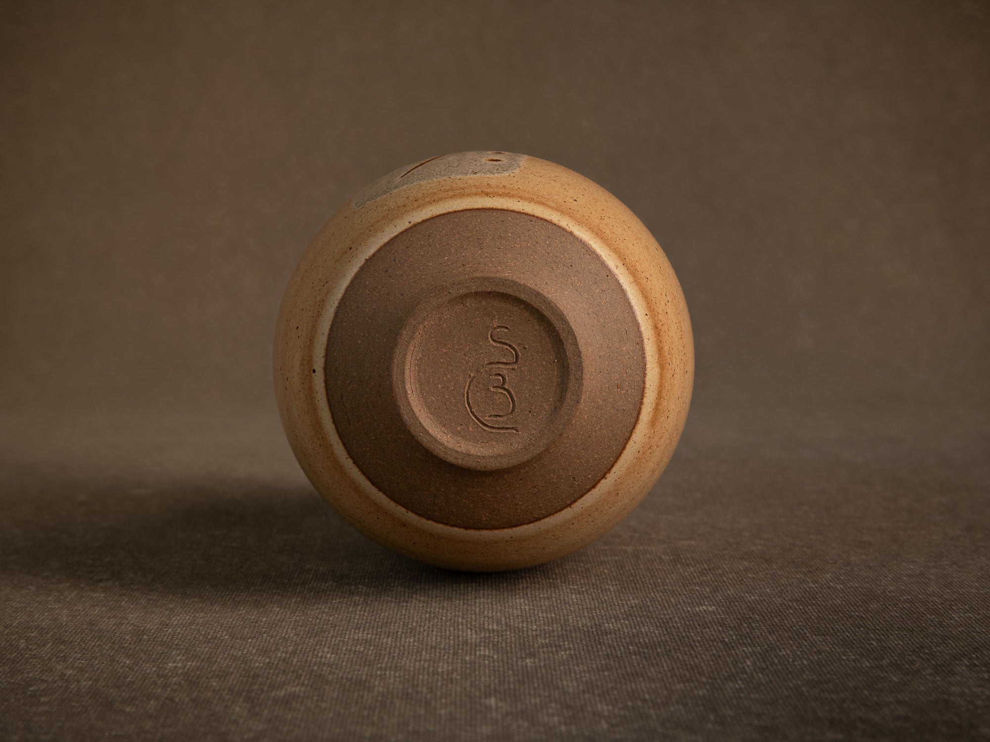 Pot couvert en grès, France (vers 1990)..Lidded stoneware pot / box, France (circa 1990)