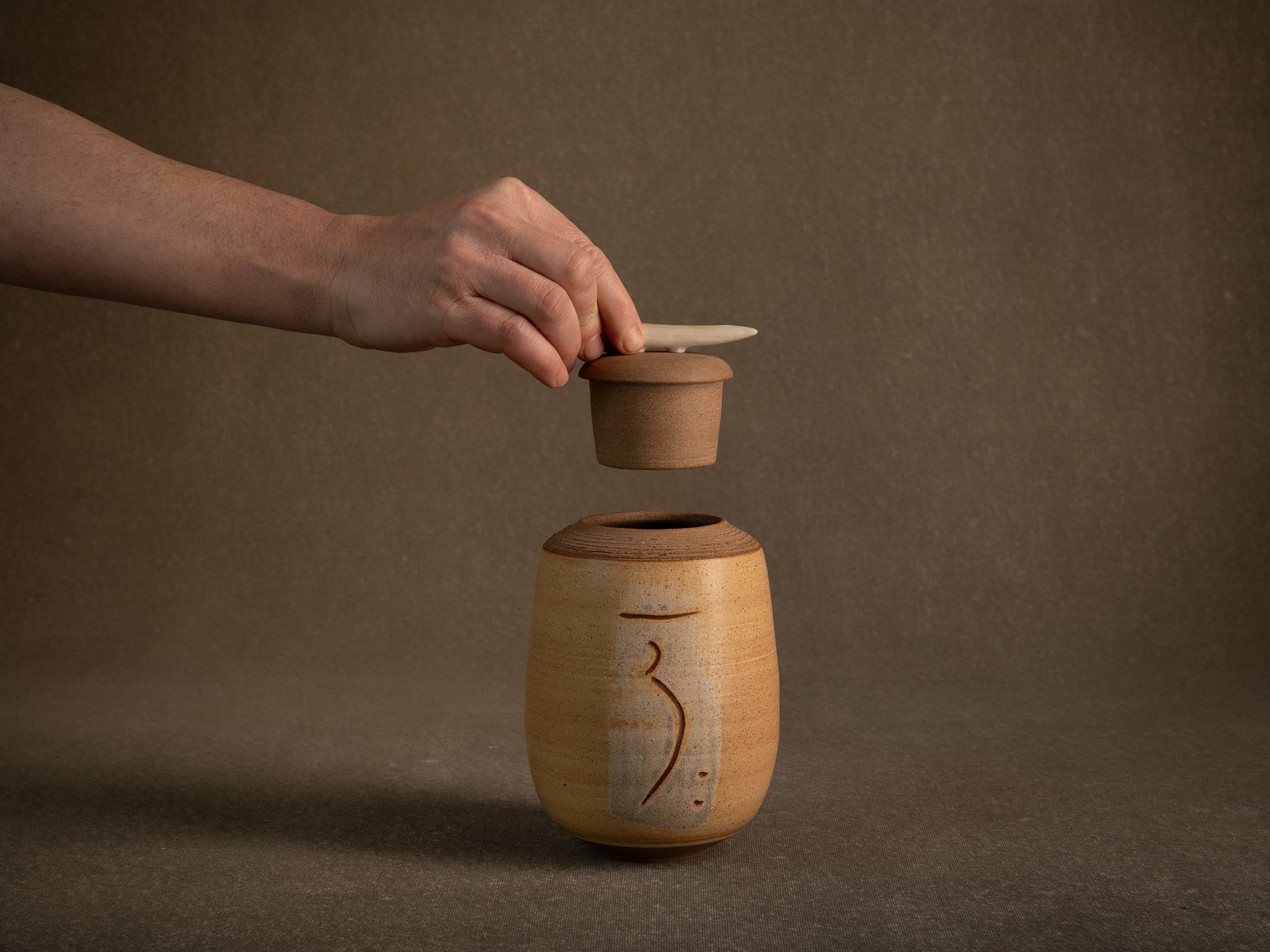 Pot couvert en grès, France (vers 1990)..Lidded stoneware pot / box, France (circa 1990)