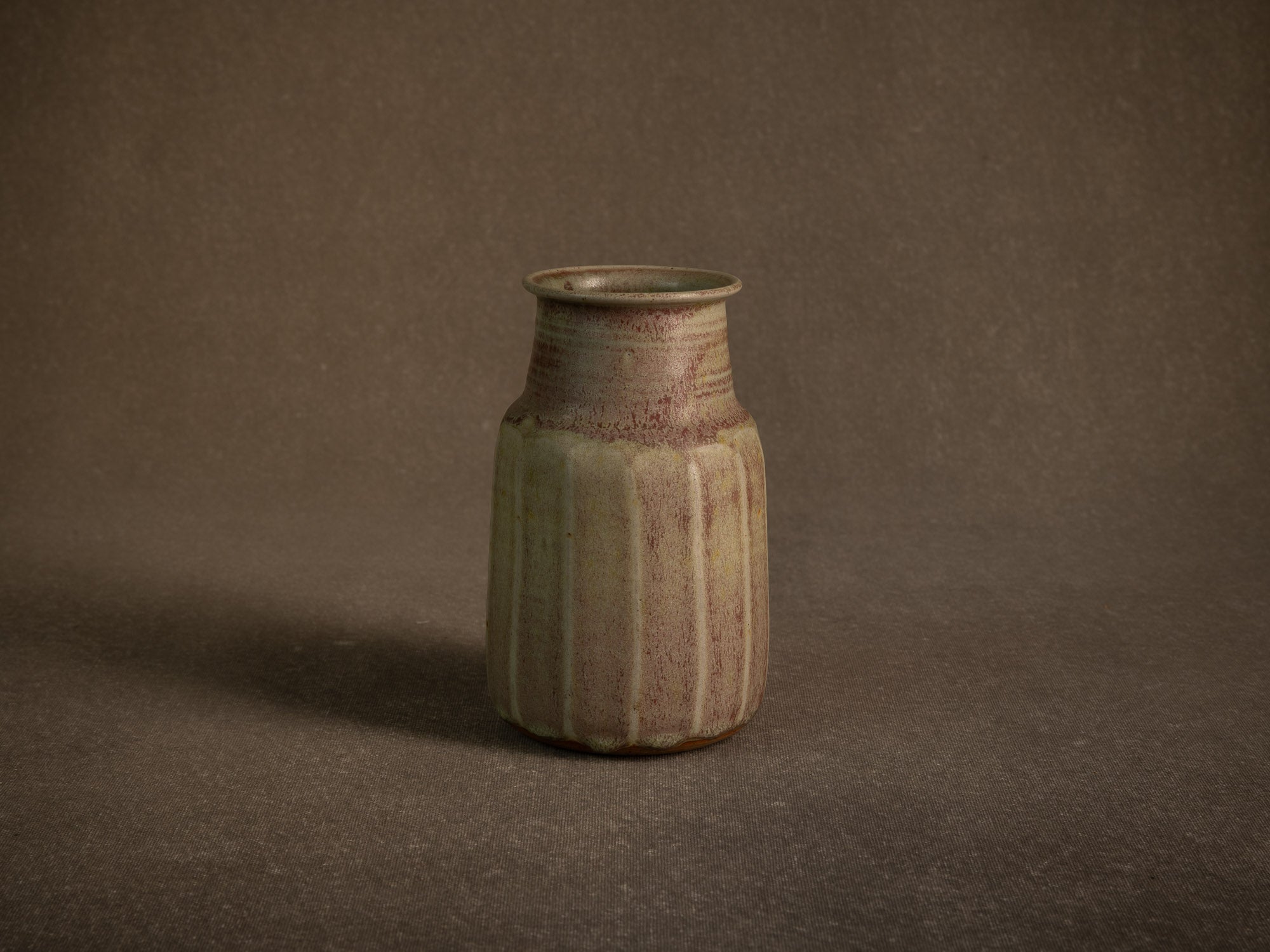 Remarquable vase facetté en grès de Denis Goudenhooft, France (vers 1985-90)..Stoneware faceted vase by Denis Goudenhooft, France (circa 1985-90)
