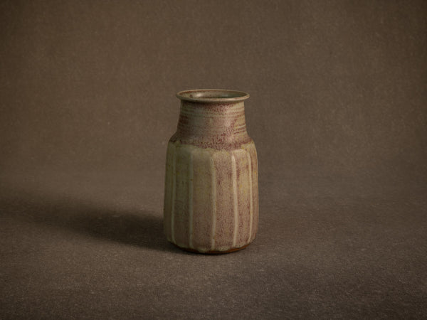 Remarquable vase facetté en grès de Denis Goudenhooft, France (vers 1985-90)..Stoneware faceted vase by Denis Goudenhooft, France (circa 1985-90)