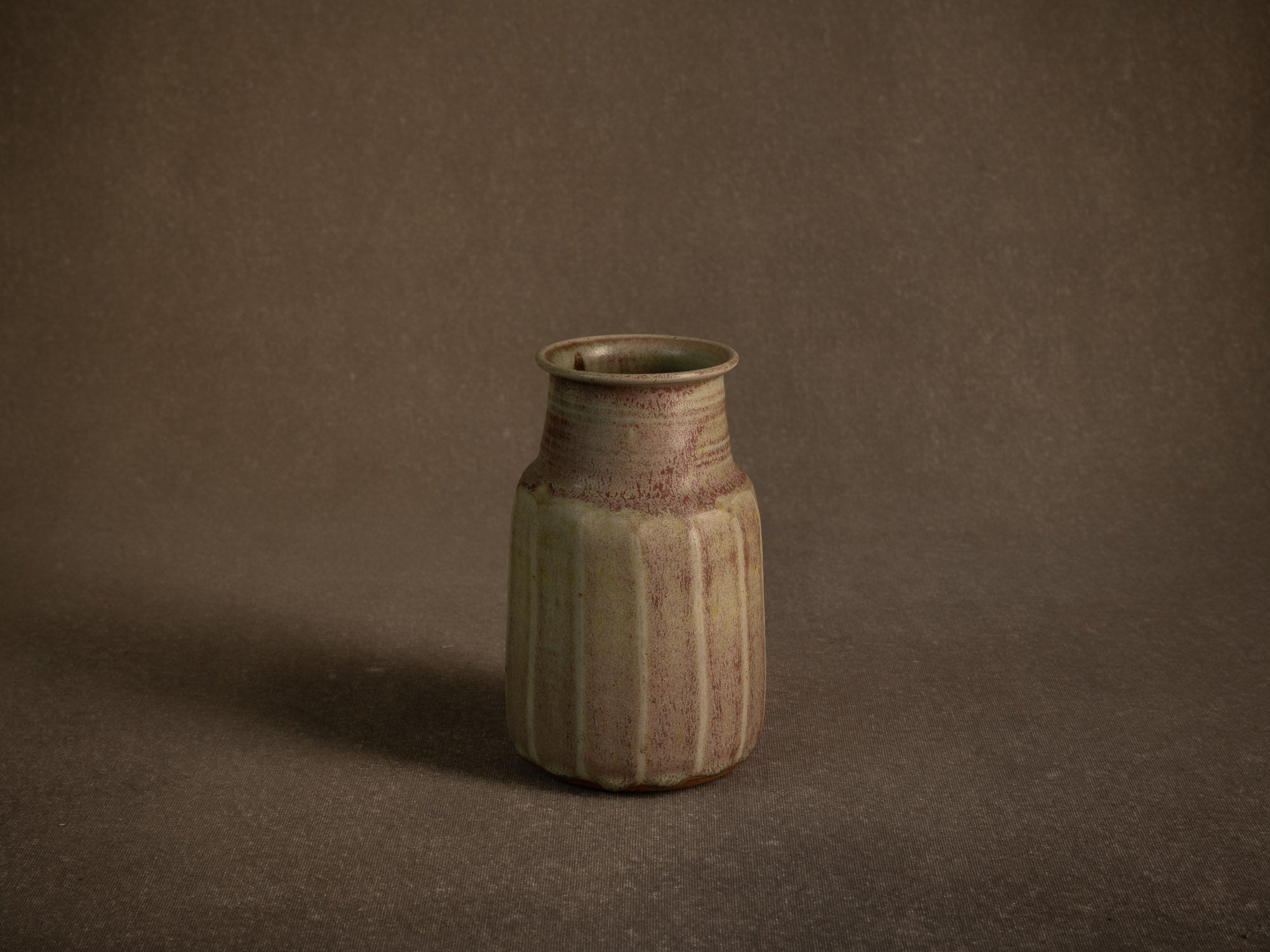Remarquable vase facetté en grès de Denis Goudenhooft, France (vers 1985-90)..Stoneware faceted vase by Denis Goudenhooft, France (circa 1985-90)