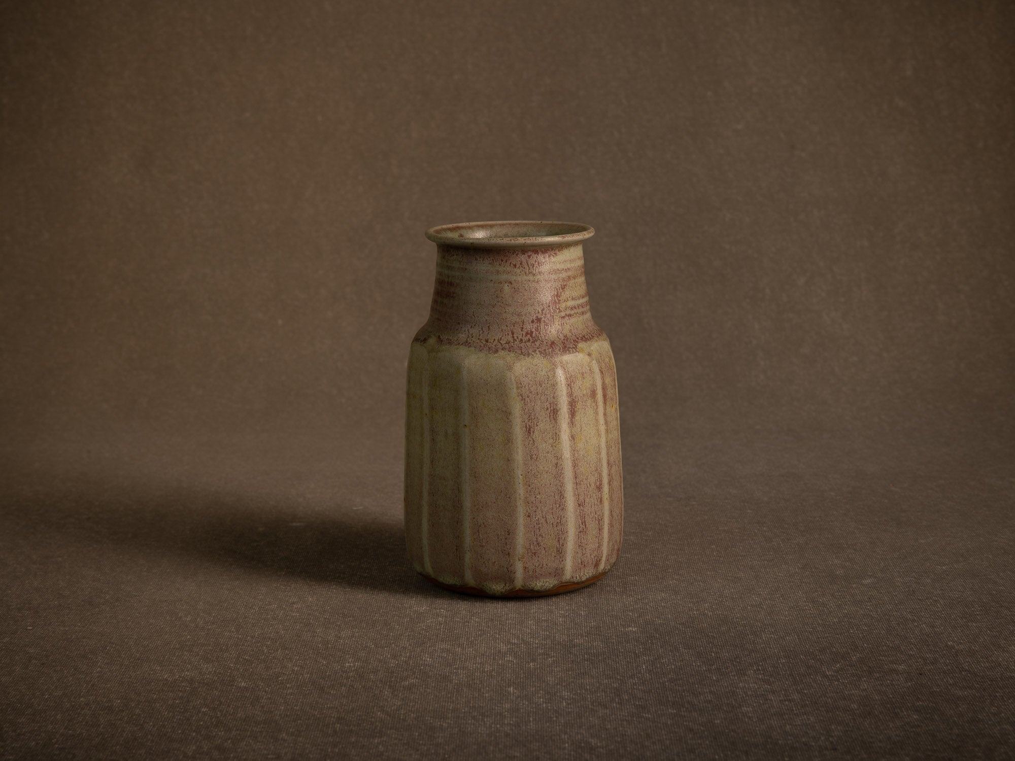 Remarquable vase facetté en grès de Denis Goudenhooft, France (vers 1985-90)..Stoneware faceted vase by Denis Goudenhooft, France (circa 1985-90)