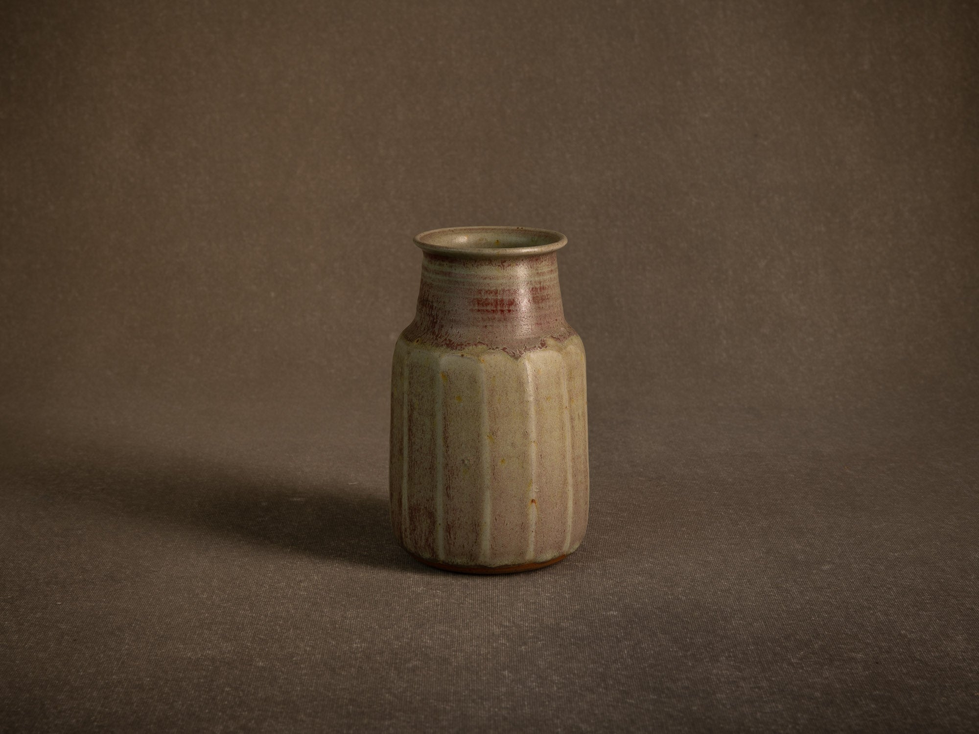 Remarquable vase facetté en grès de Denis Goudenhooft, France (vers 1985-90)..Stoneware faceted vase by Denis Goudenhooft, France (circa 1985-90)