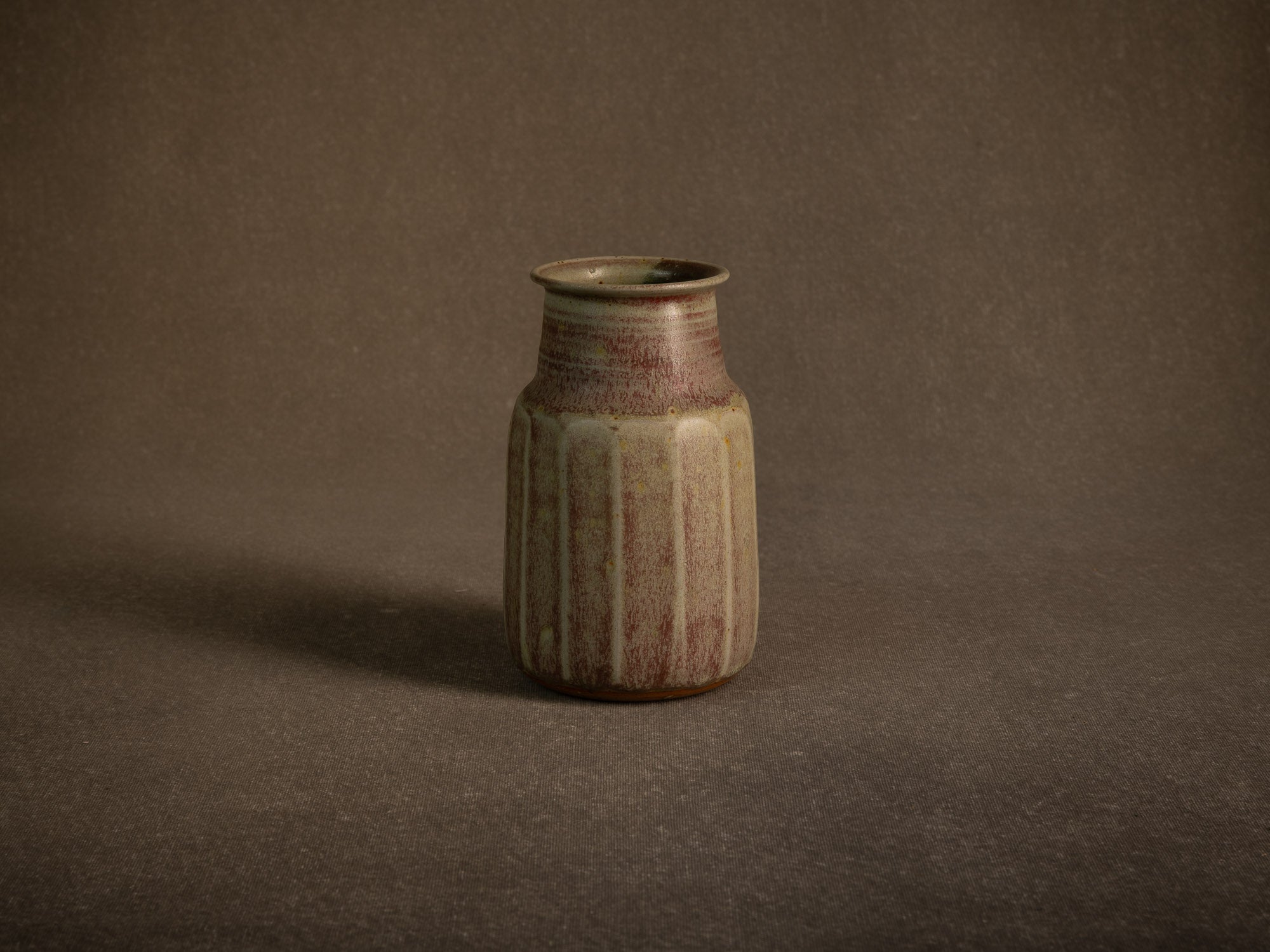 Remarquable vase facetté en grès de Denis Goudenhooft, France (vers 1985-90)..Stoneware faceted vase by Denis Goudenhooft, France (circa 1985-90)
