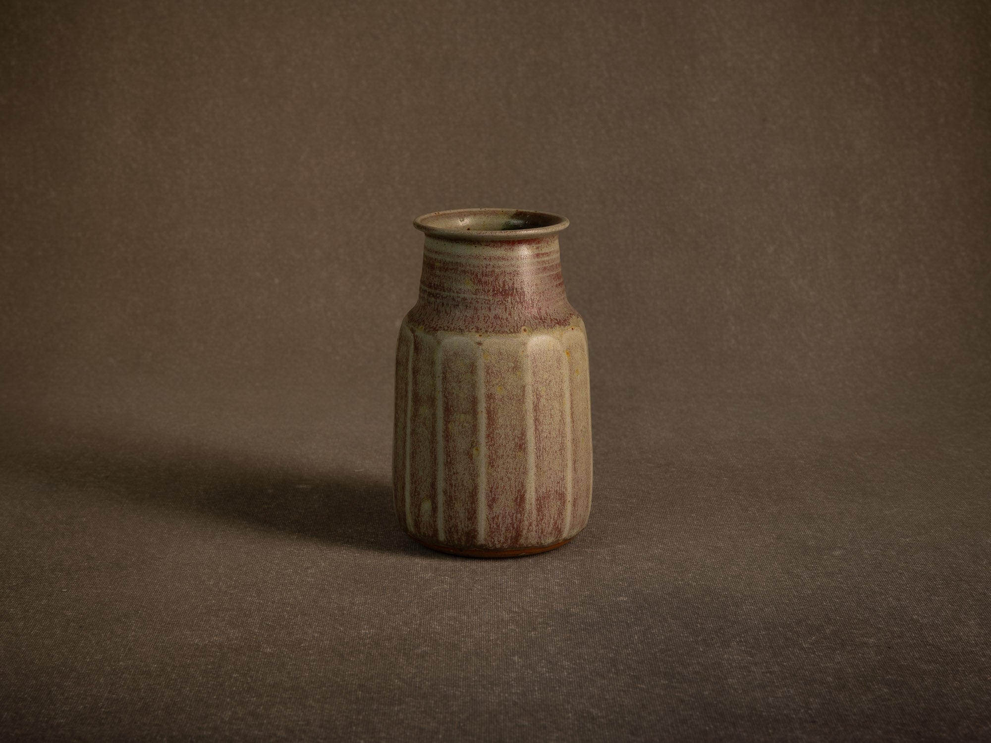 Remarquable vase facetté en grès de Denis Goudenhooft, France (vers 1985-90)..Stoneware faceted vase by Denis Goudenhooft, France (circa 1985-90)