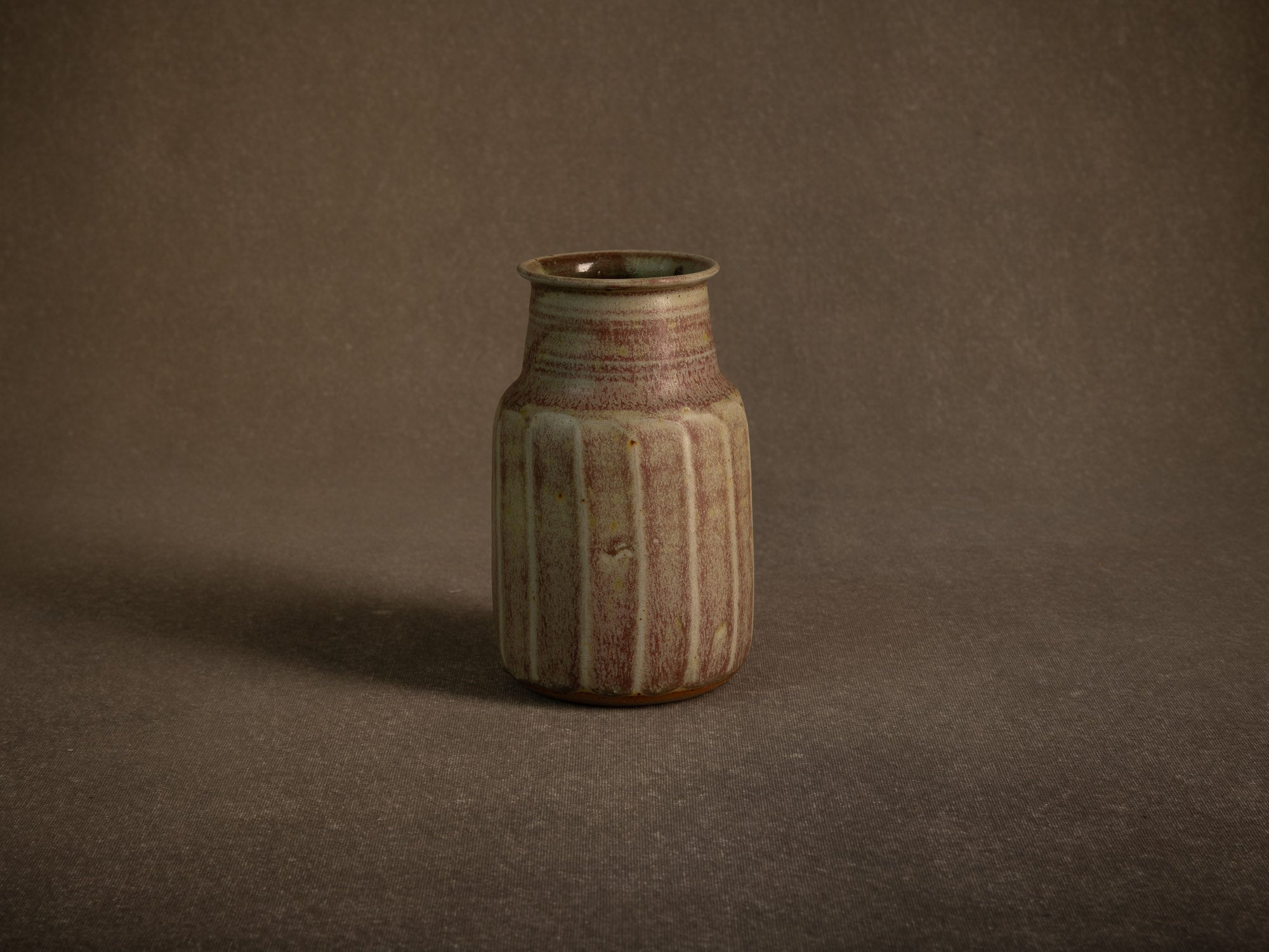 Remarquable vase facetté en grès de Denis Goudenhooft, France (vers 1985-90)..Stoneware faceted vase by Denis Goudenhooft, France (circa 1985-90)
