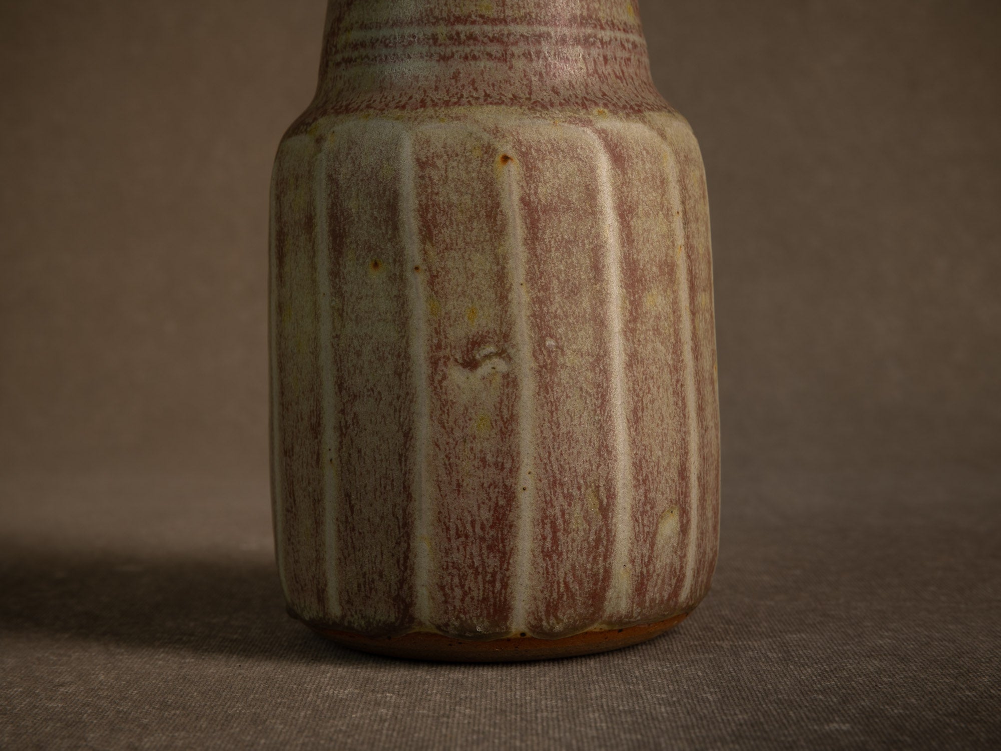 Remarquable vase facetté en grès de Denis Goudenhooft, France (vers 1985-90)..Stoneware faceted vase by Denis Goudenhooft, France (circa 1985-90)