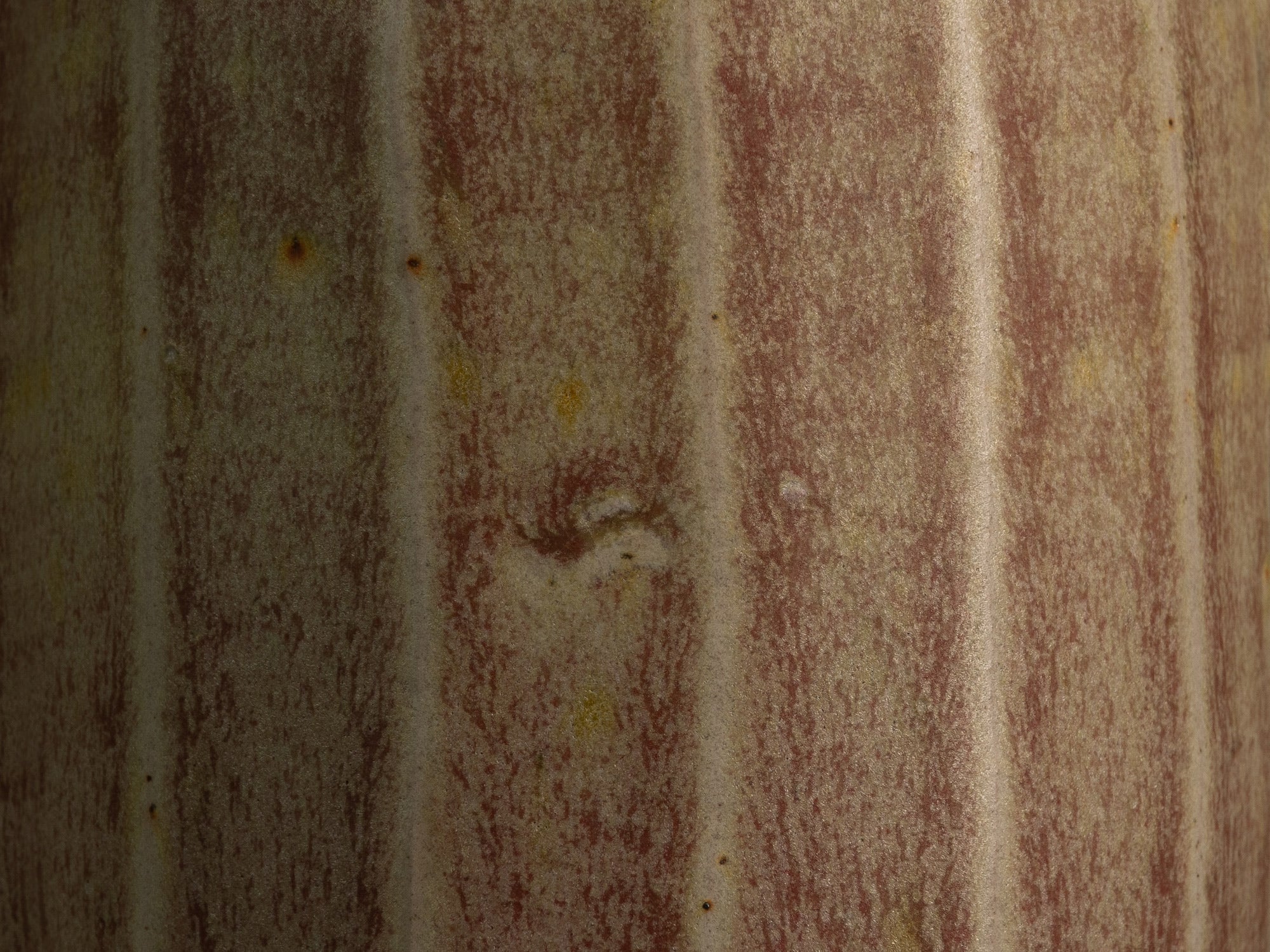 Remarquable vase facetté en grès de Denis Goudenhooft, France (vers 1985-90)..Stoneware faceted vase by Denis Goudenhooft, France (circa 1985-90)