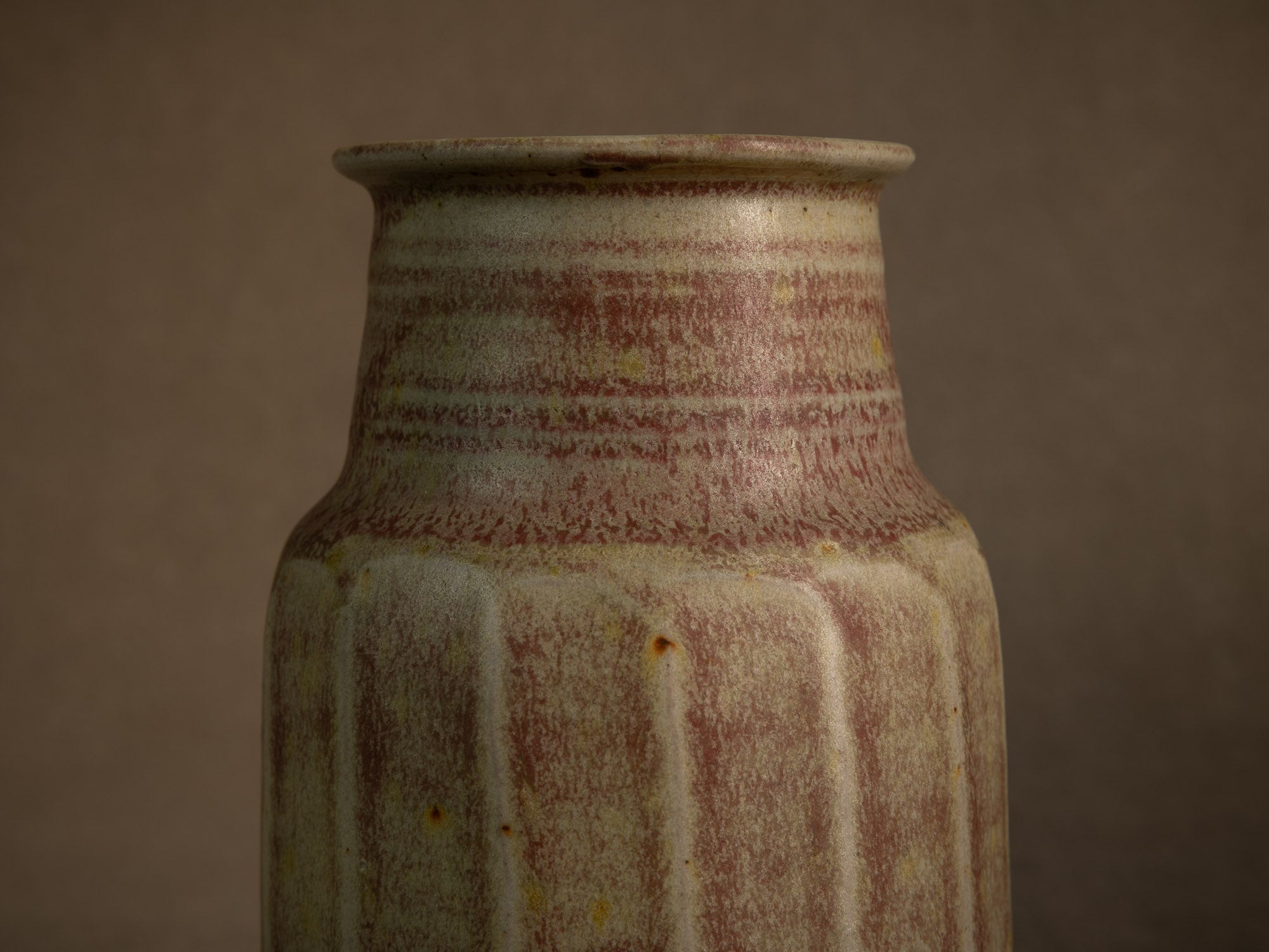 Remarquable vase facetté en grès de Denis Goudenhooft, France (vers 1985-90)..Stoneware faceted vase by Denis Goudenhooft, France (circa 1985-90)