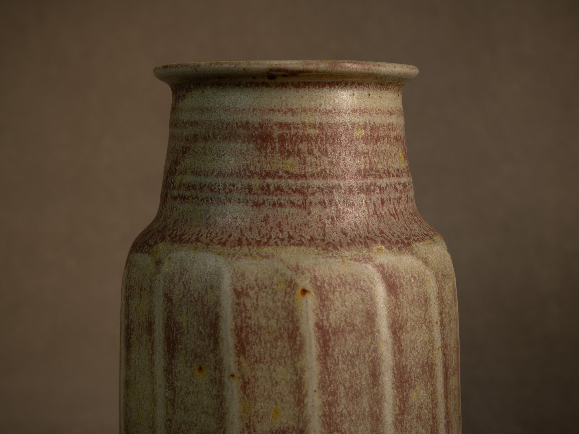 Remarquable vase facetté en grès de Denis Goudenhooft, France (vers 1985-90)..Stoneware faceted vase by Denis Goudenhooft, France (circa 1985-90)