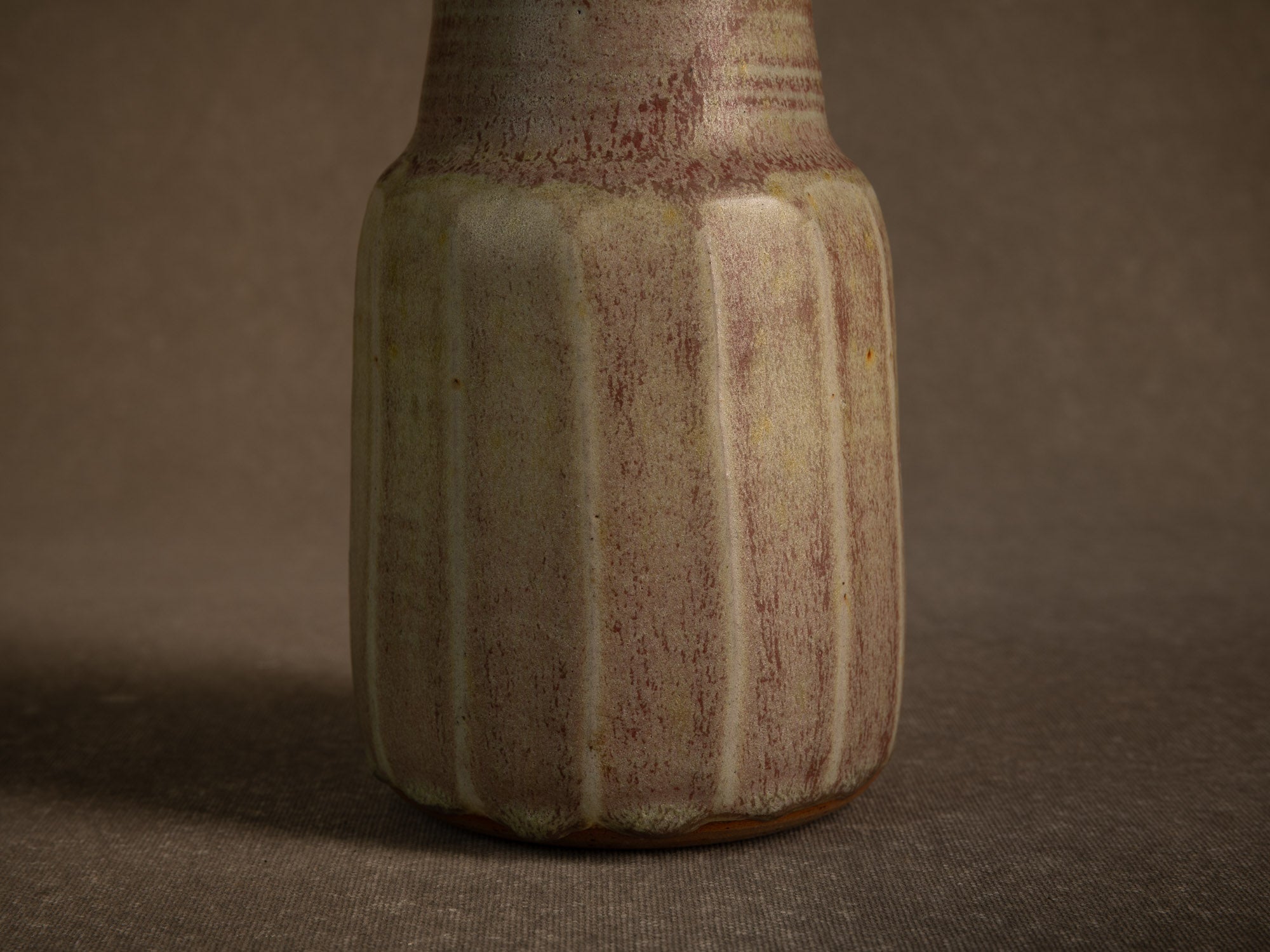 Remarquable vase facetté en grès de Denis Goudenhooft, France (vers 1985-90)..Stoneware faceted vase by Denis Goudenhooft, France (circa 1985-90)