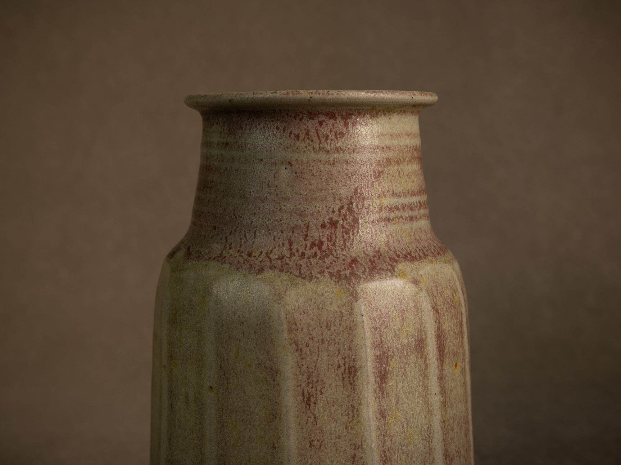 Remarquable vase facetté en grès de Denis Goudenhooft, France (vers 1985-90)..Stoneware faceted vase by Denis Goudenhooft, France (circa 1985-90)