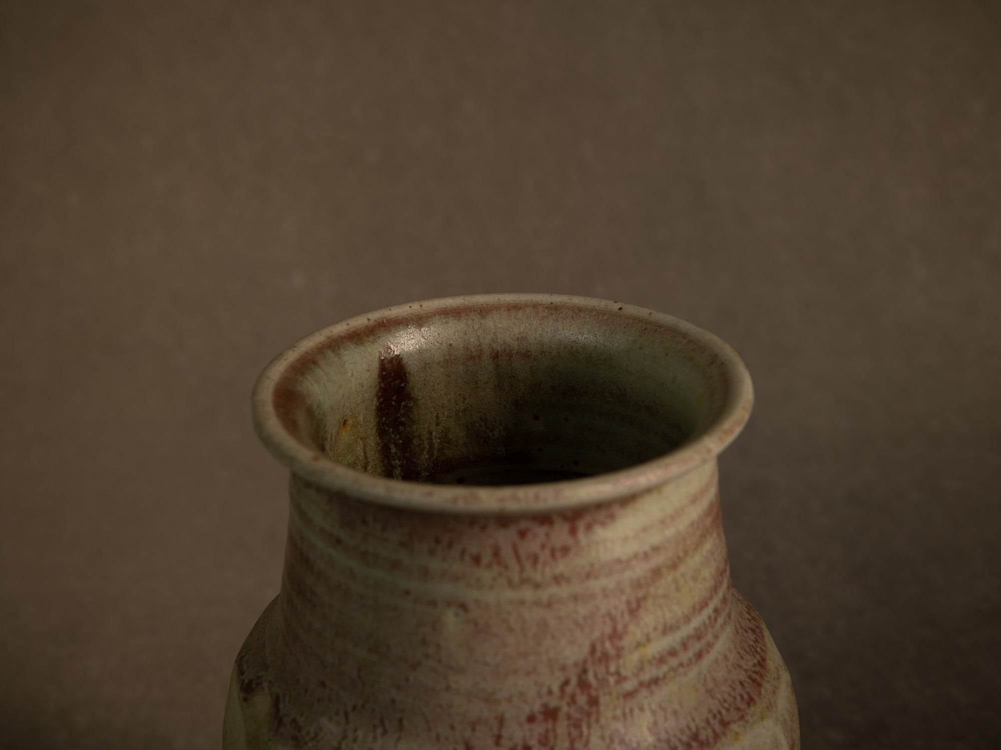 Remarquable vase facetté en grès de Denis Goudenhooft, France (vers 1985-90)..Stoneware faceted vase by Denis Goudenhooft, France (circa 1985-90)