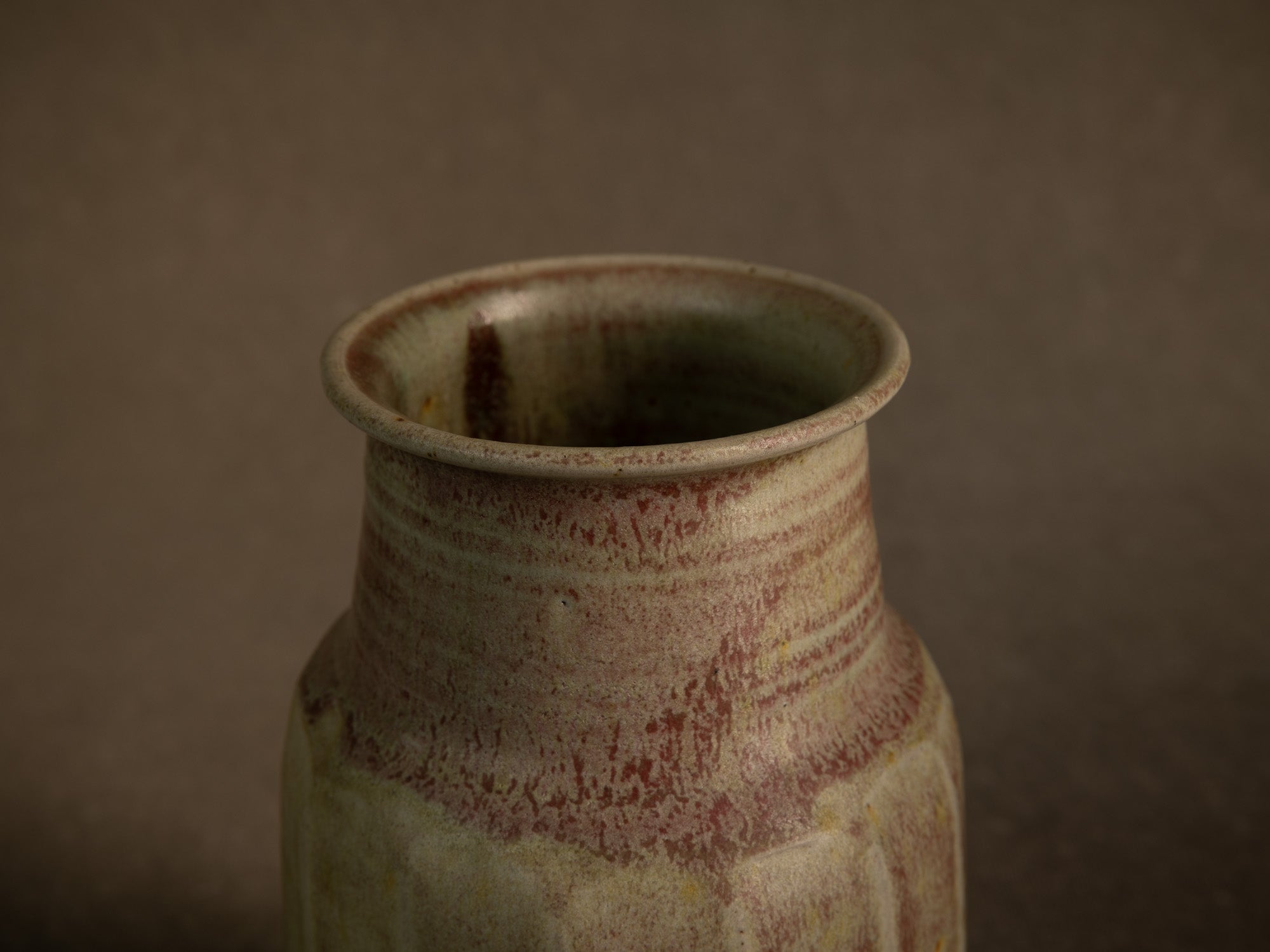 Remarquable vase facetté en grès de Denis Goudenhooft, France (vers 1985-90)..Stoneware faceted vase by Denis Goudenhooft, France (circa 1985-90)