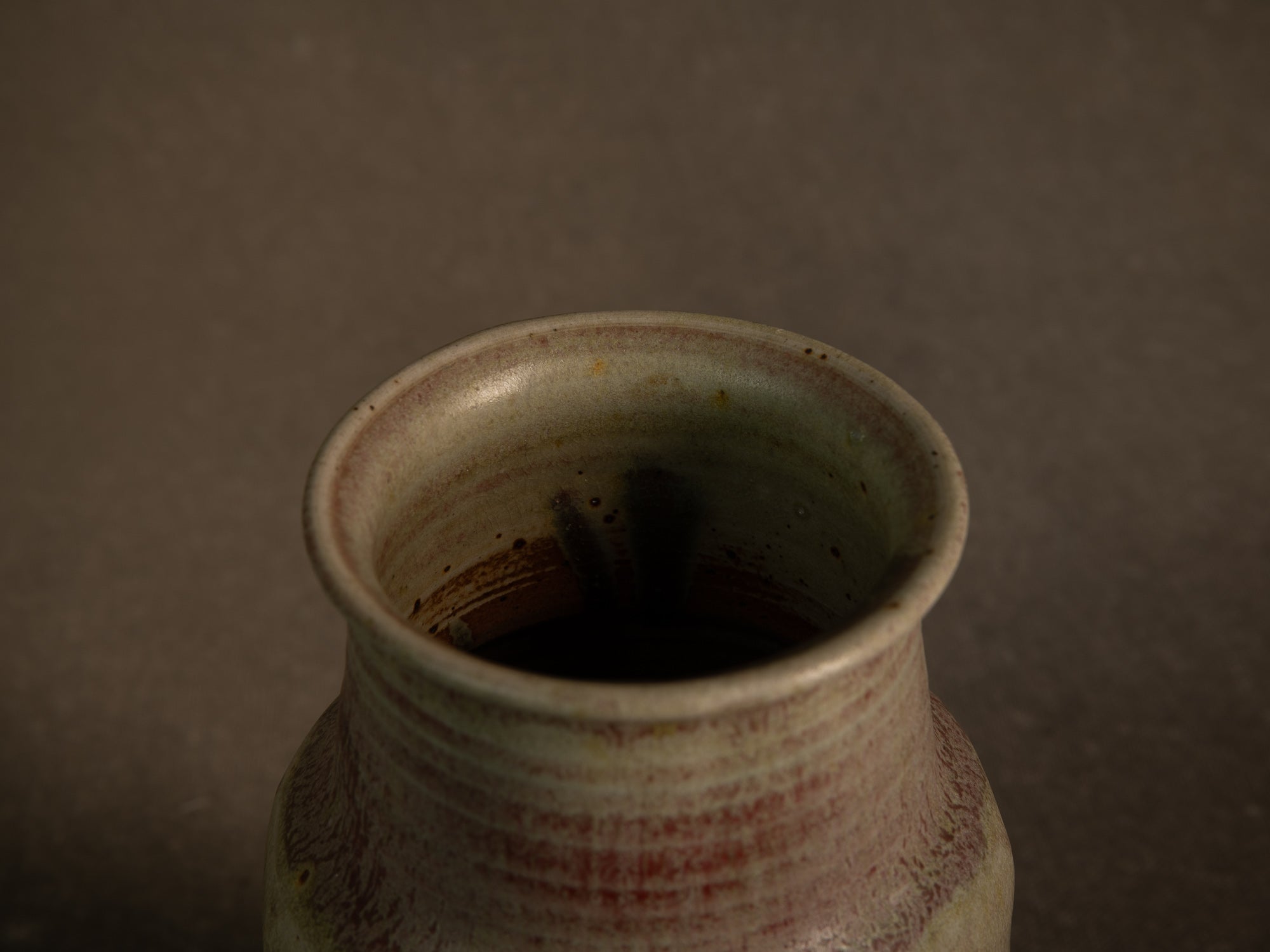 Remarquable vase facetté en grès de Denis Goudenhooft, France (vers 1985-90)..Stoneware faceted vase by Denis Goudenhooft, France (circa 1985-90)