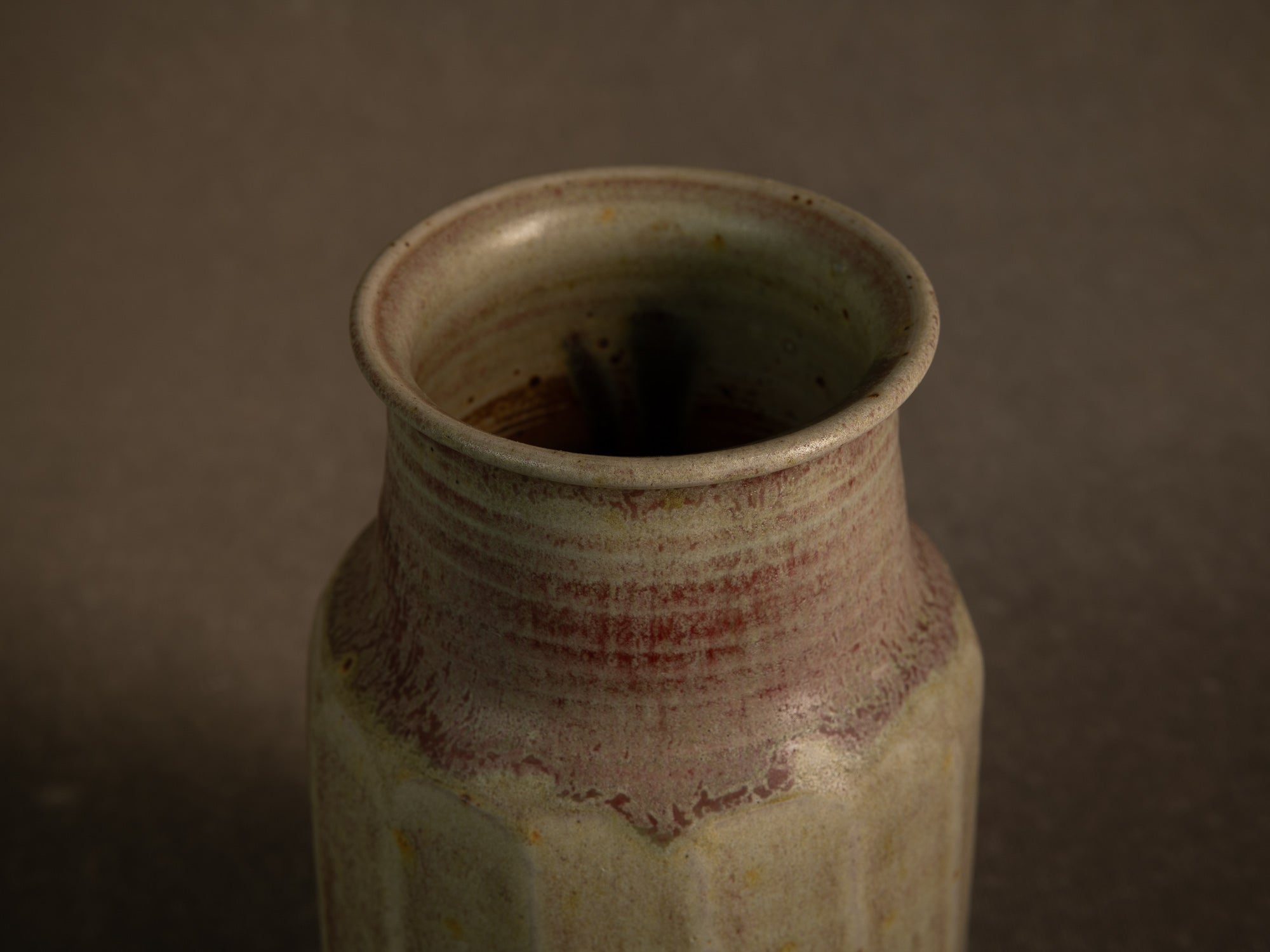 Remarquable vase facetté en grès de Denis Goudenhooft, France (vers 1985-90)..Stoneware faceted vase by Denis Goudenhooft, France (circa 1985-90)
