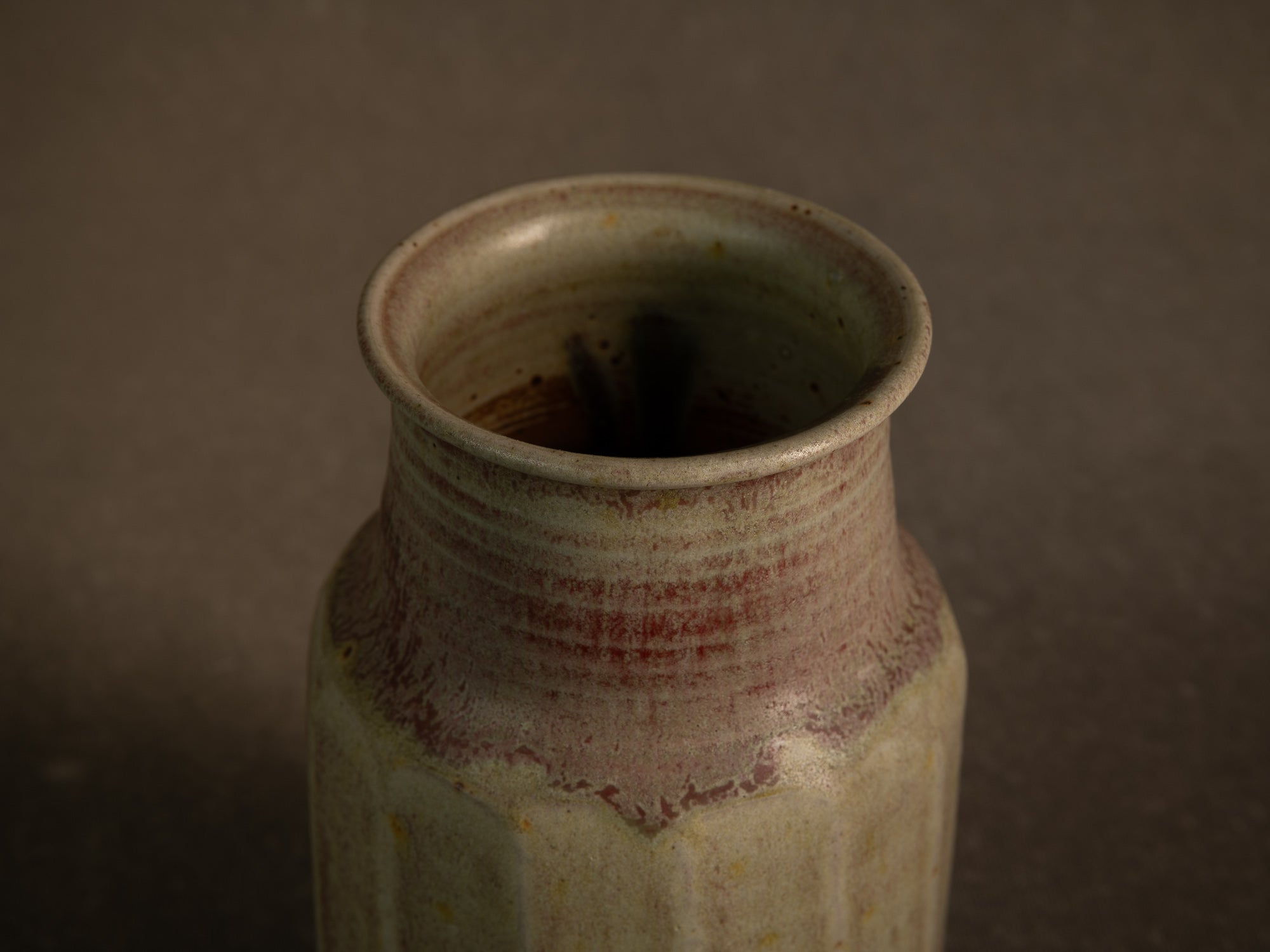 Remarquable vase facetté en grès de Denis Goudenhooft, France (vers 1985-90)..Stoneware faceted vase by Denis Goudenhooft, France (circa 1985-90)