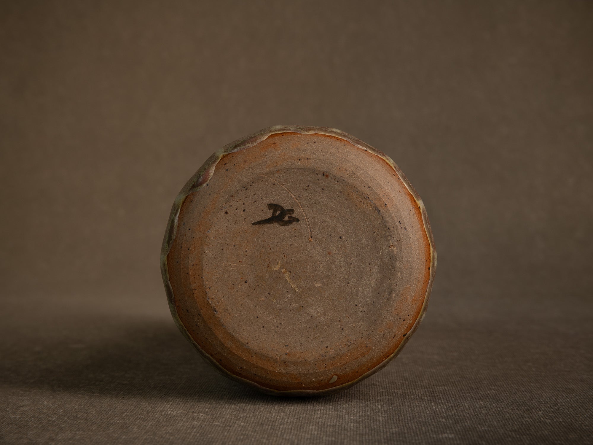Remarquable vase facetté en grès de Denis Goudenhooft, France (vers 1985-90)..Stoneware faceted vase by Denis Goudenhooft, France (circa 1985-90)