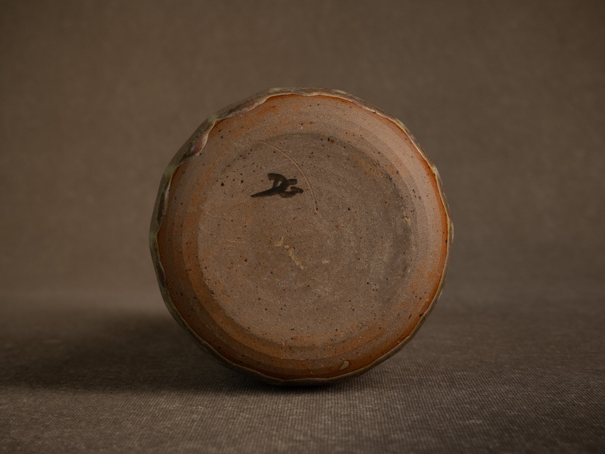 Remarquable vase facetté en grès de Denis Goudenhooft, France (vers 1985-90)..Stoneware faceted vase by Denis Goudenhooft, France (circa 1985-90)