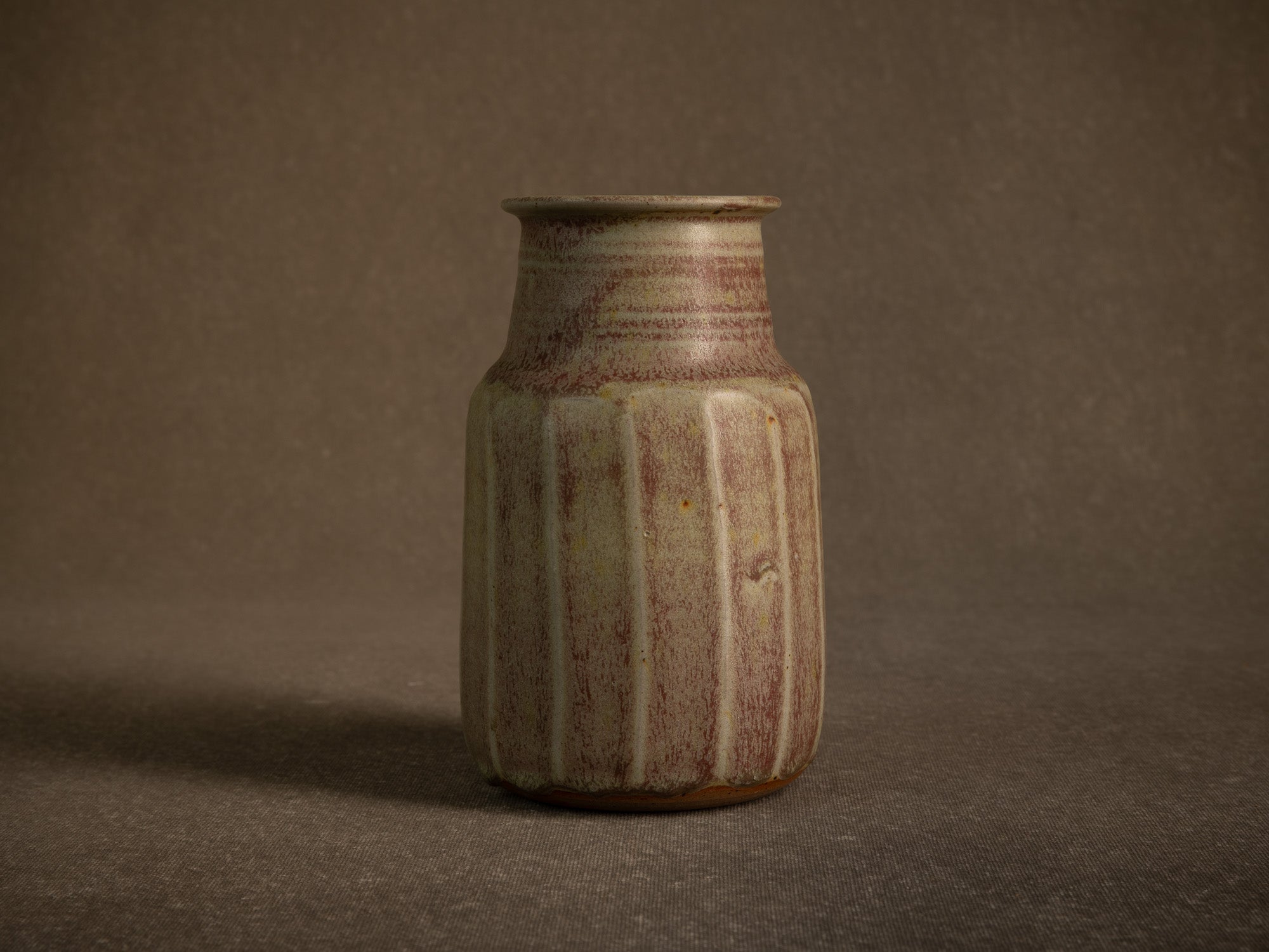 Remarquable vase facetté en grès de Denis Goudenhooft, France (vers 1985-90)..Stoneware faceted vase by Denis Goudenhooft, France (circa 1985-90)