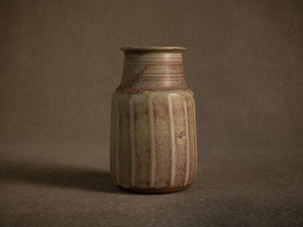 Remarquable vase facetté en grès de Denis Goudenhooft, France (vers 1985-90)..Stoneware faceted vase by Denis Goudenhooft, France (circa 1985-90)