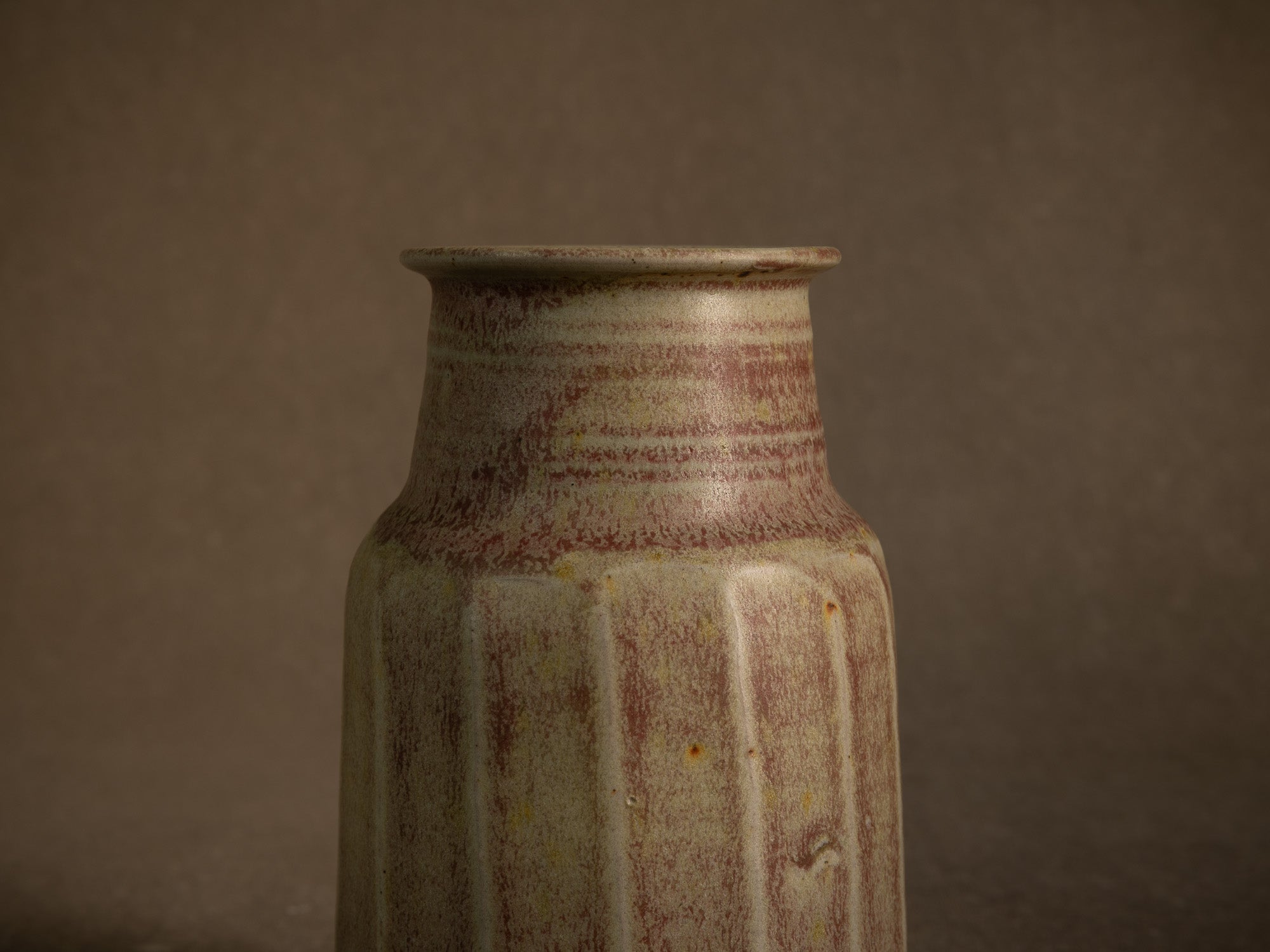 Remarquable vase facetté en grès de Denis Goudenhooft, France (vers 1985-90)..Stoneware faceted vase by Denis Goudenhooft, France (circa 1985-90)