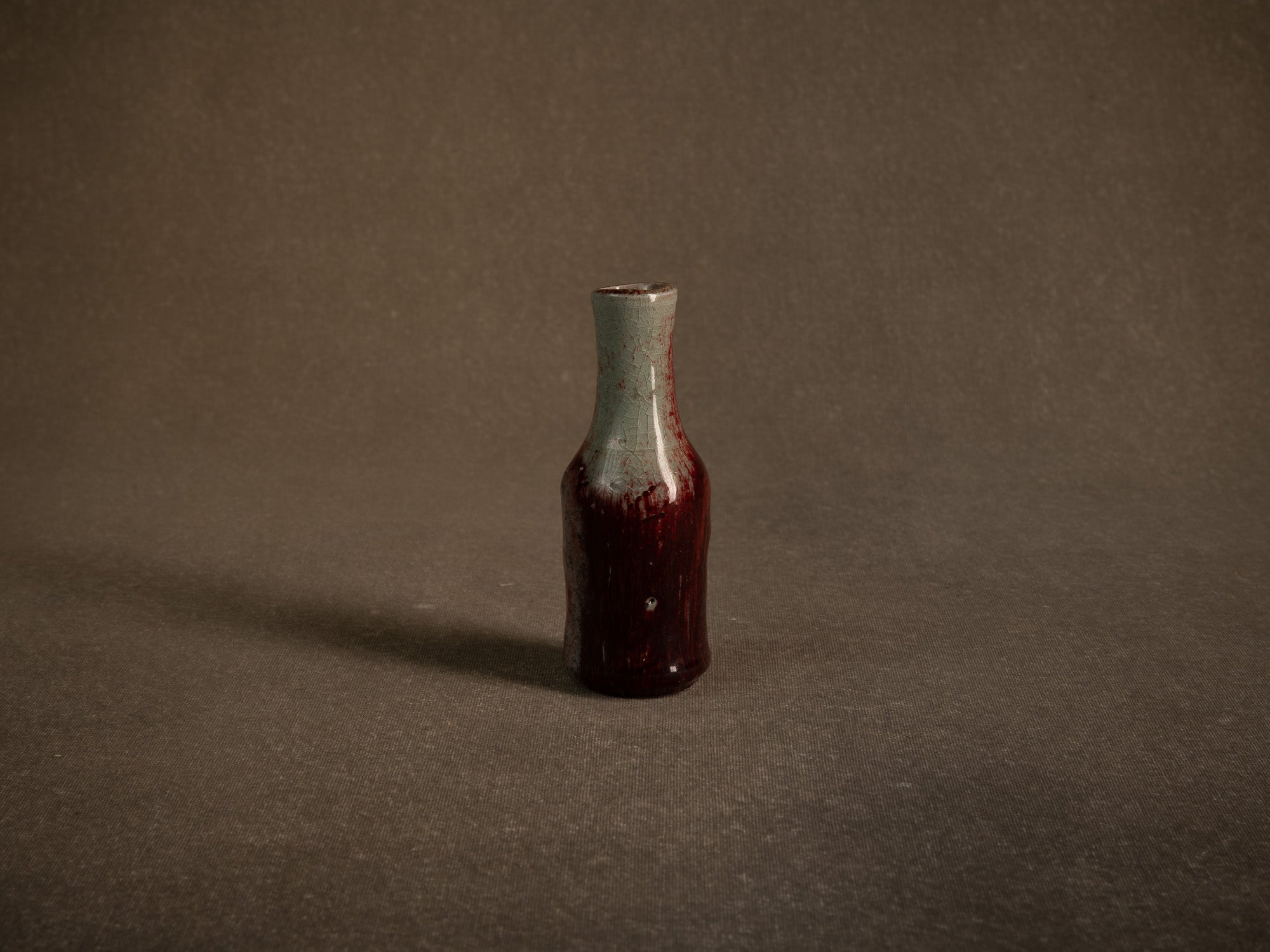 Remarquable vase en grès sang de boeuf d'Alain Gaudebert, France (vers 2000)..Stoneware oxblood glaze bottle vase by Alain Gaudebert, France (circa 2000)