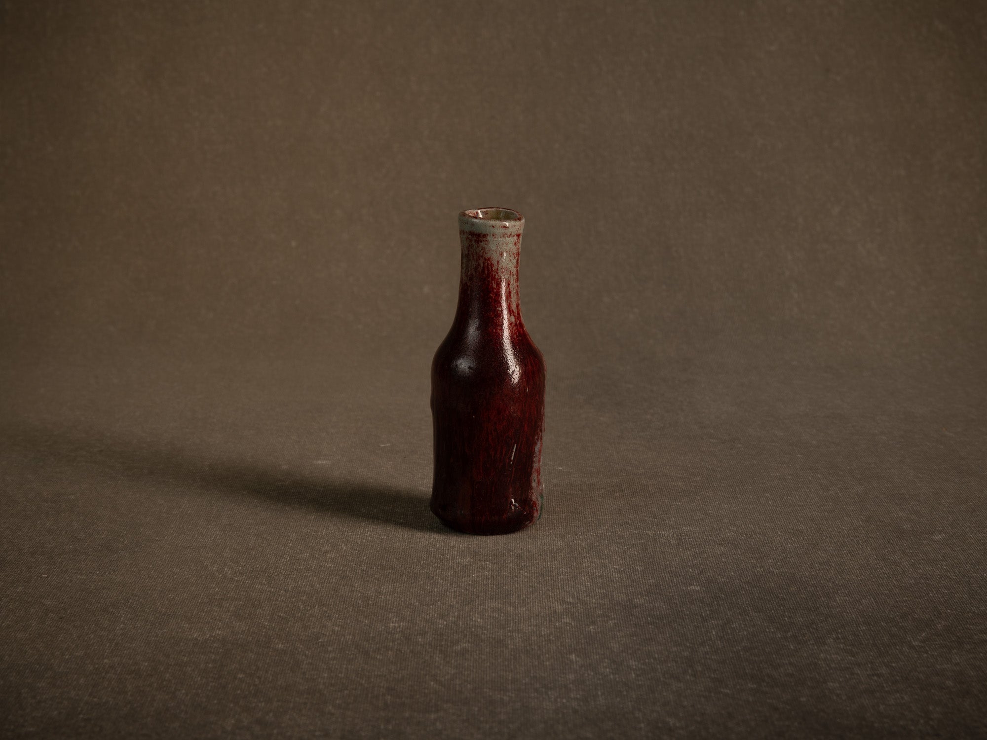 Remarquable vase en grès sang de boeuf d'Alain Gaudebert, France (vers 2000)..Stoneware oxblood glaze bottle vase by Alain Gaudebert, France (circa 2000)