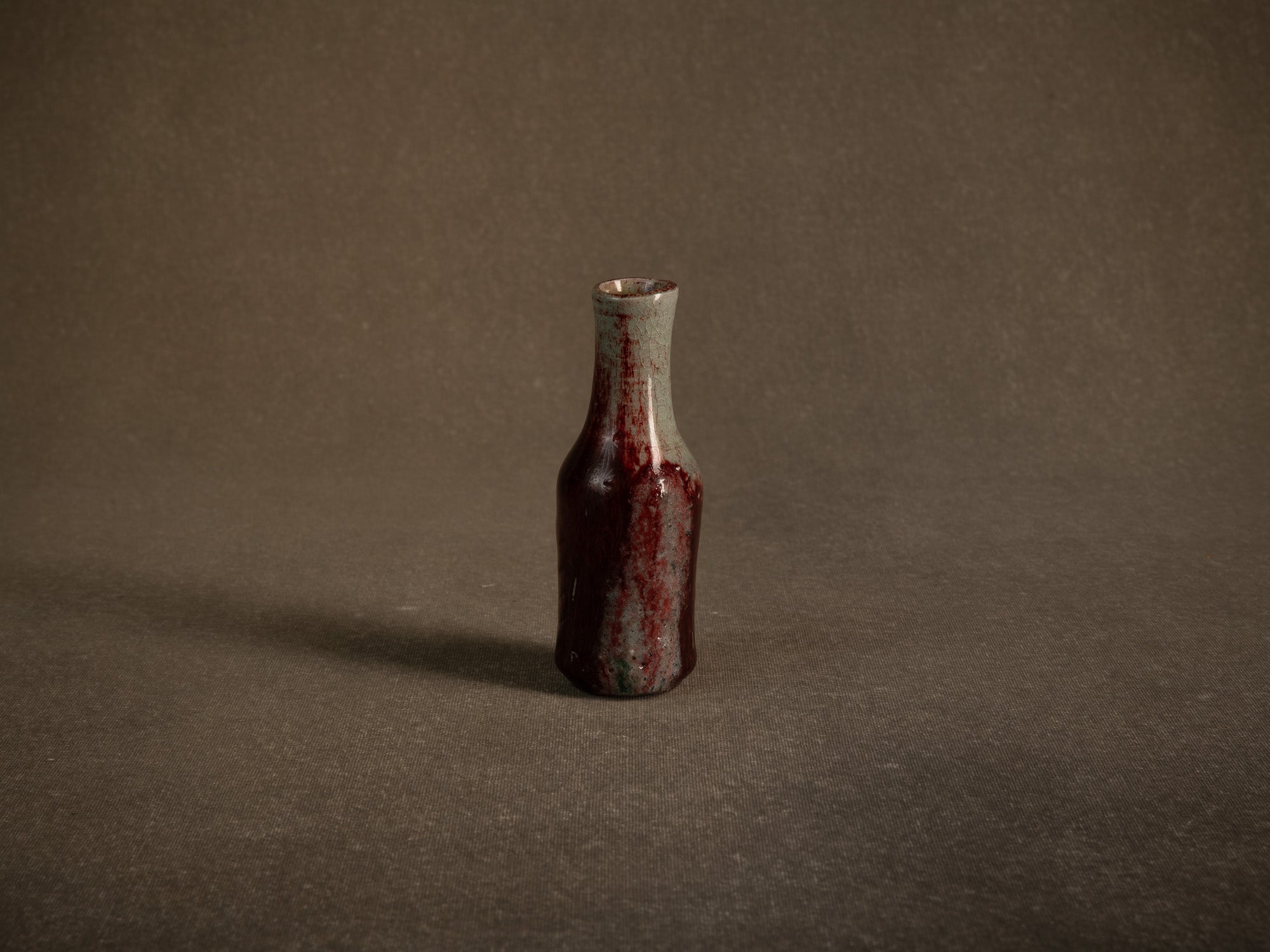 Remarquable vase en grès sang de boeuf d'Alain Gaudebert, France (vers 2000)..Stoneware oxblood glaze bottle vase by Alain Gaudebert, France (circa 2000)