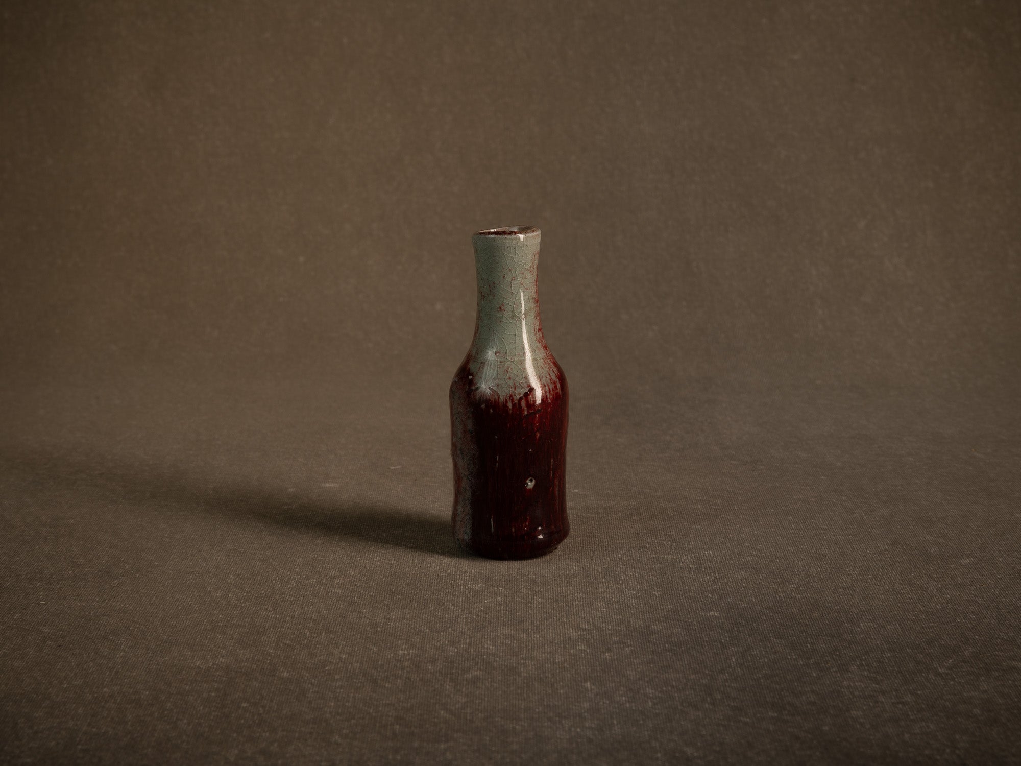 Remarquable vase en grès sang de boeuf d'Alain Gaudebert, France (vers 2000)..Stoneware oxblood glaze bottle vase by Alain Gaudebert, France (circa 2000)