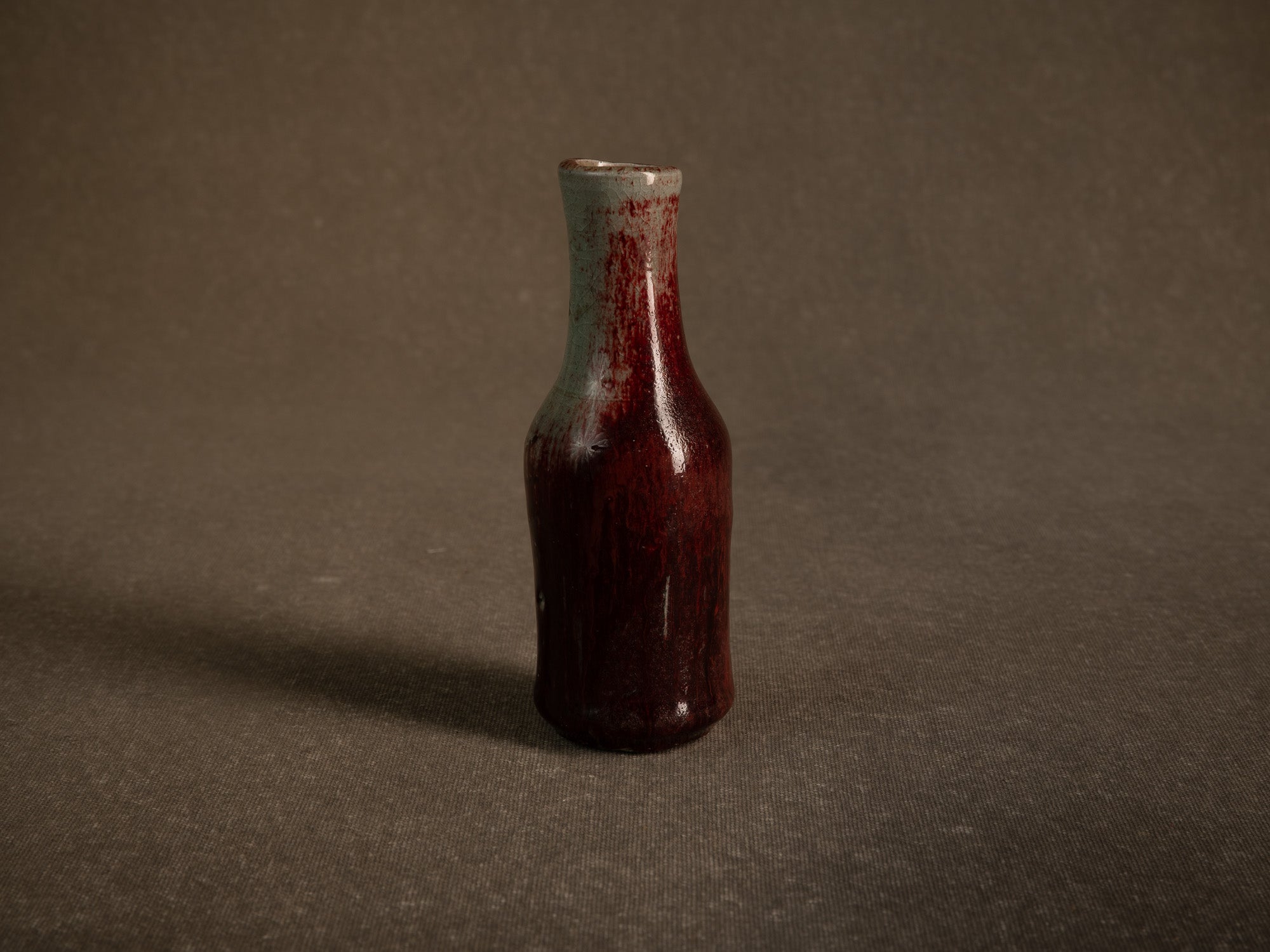 Remarquable vase en grès sang de boeuf d'Alain Gaudebert, France (vers 2000)..Stoneware oxblood glaze bottle vase by Alain Gaudebert, France (circa 2000)