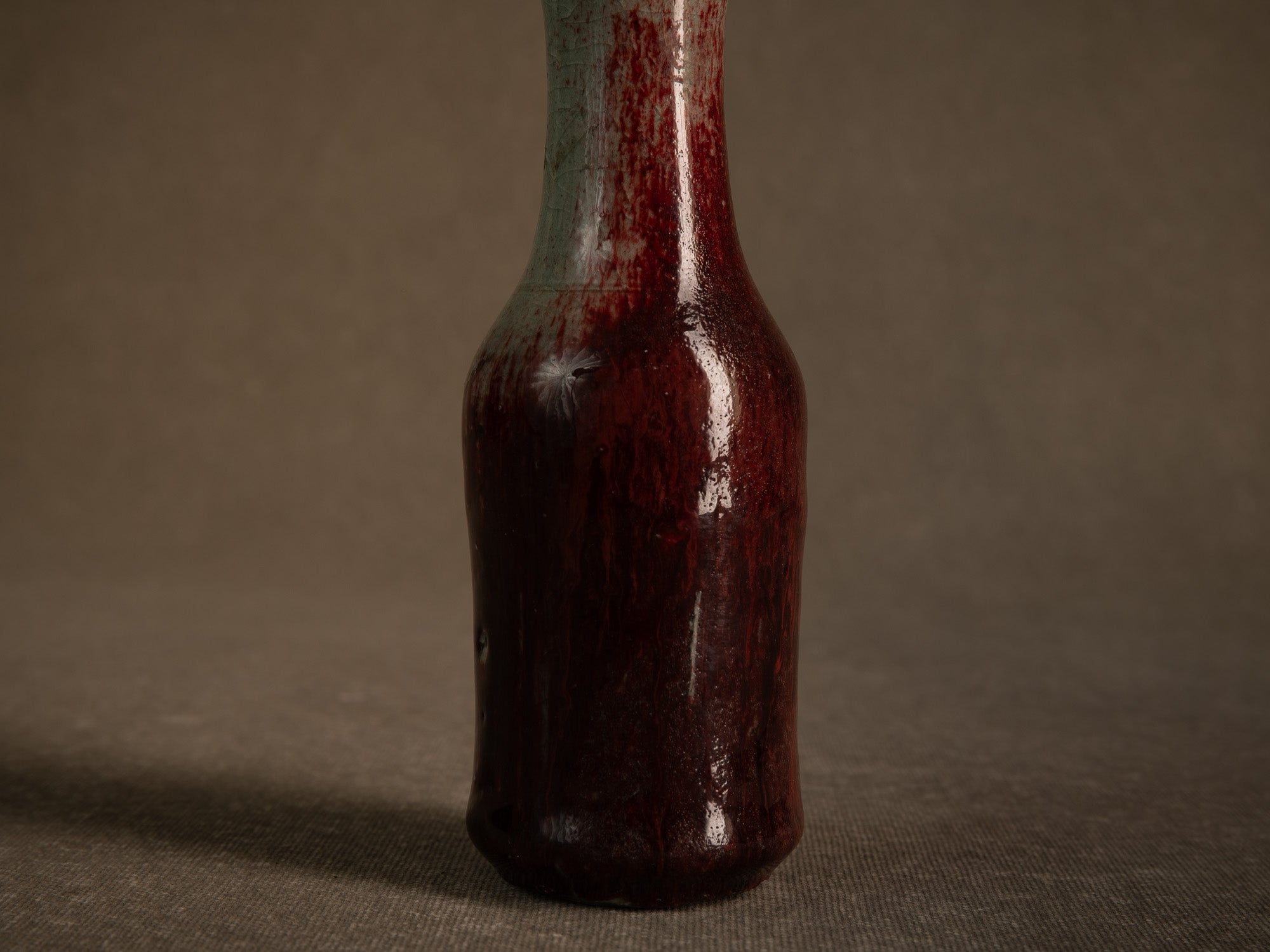 Remarquable vase en grès sang de boeuf d'Alain Gaudebert, France (vers 2000)..Stoneware oxblood glaze bottle vase by Alain Gaudebert, France (circa 2000)