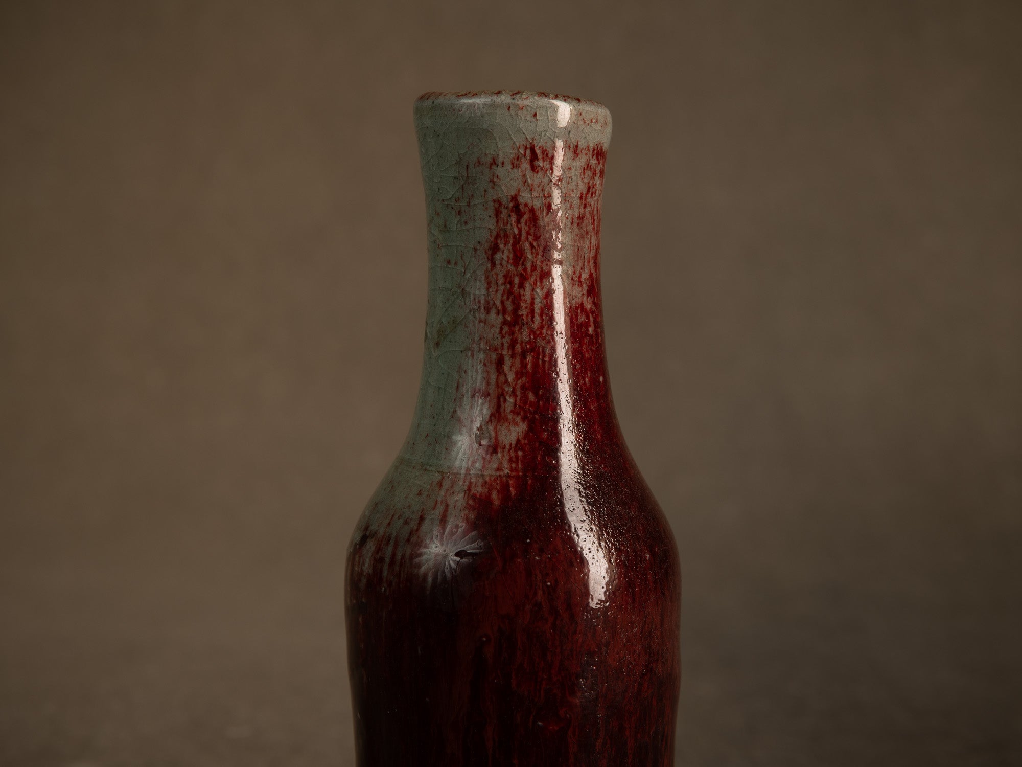 Remarquable vase en grès sang de boeuf d'Alain Gaudebert, France (vers 2000)..Stoneware oxblood glaze bottle vase by Alain Gaudebert, France (circa 2000)