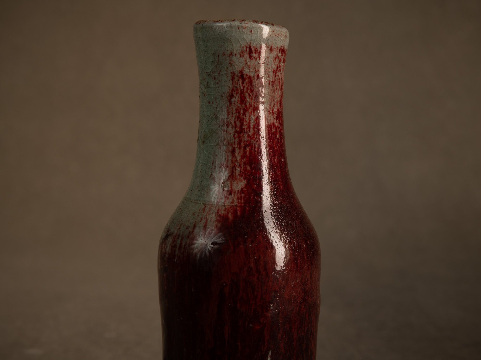 Remarquable vase en grès sang de boeuf d'Alain Gaudebert, France (vers 2000)..Stoneware oxblood glaze bottle vase by Alain Gaudebert, France (circa 2000)