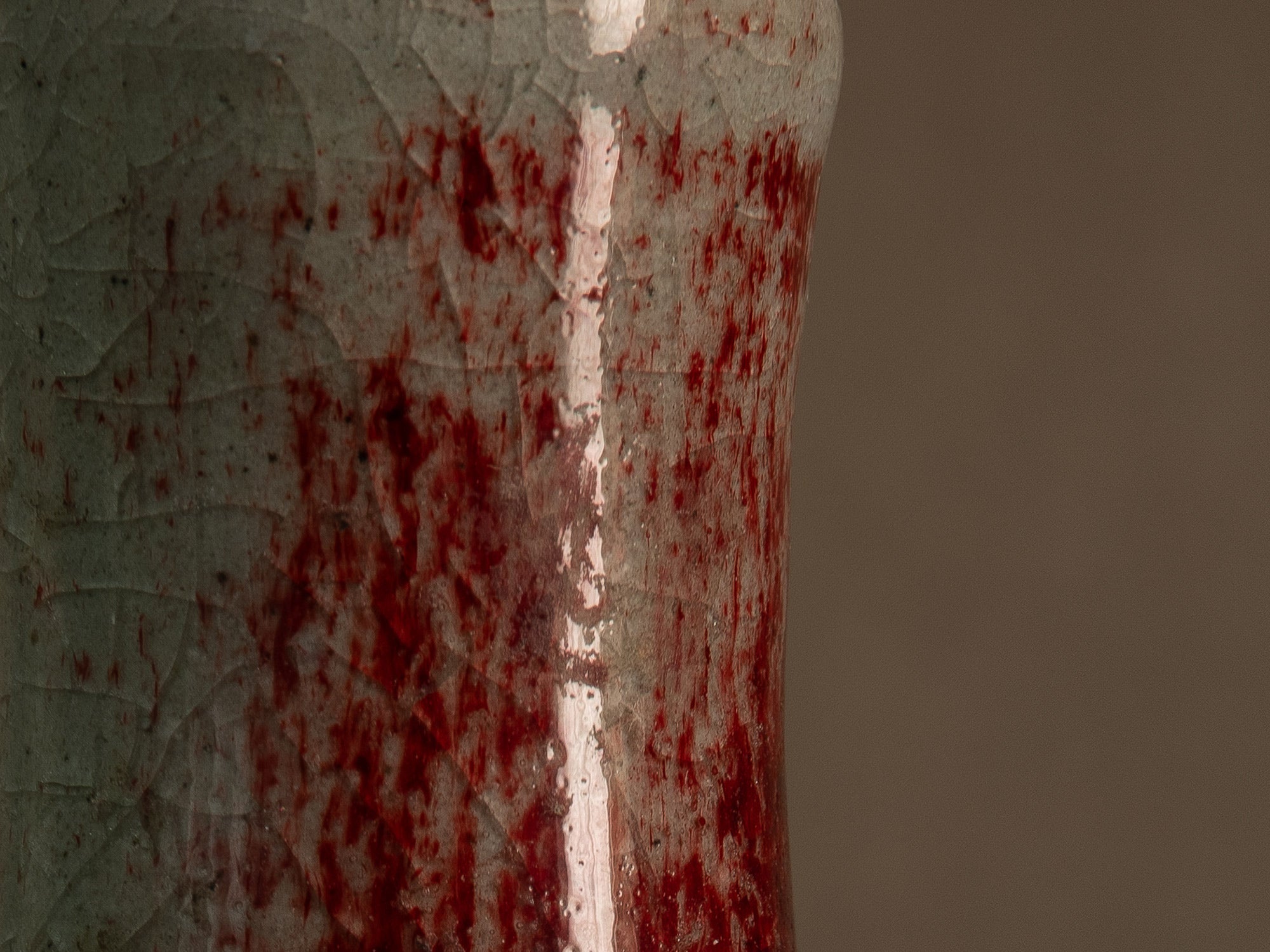 Remarquable vase en grès sang de boeuf d'Alain Gaudebert, France (vers 2000)..Stoneware oxblood glaze bottle vase by Alain Gaudebert, France (circa 2000)
