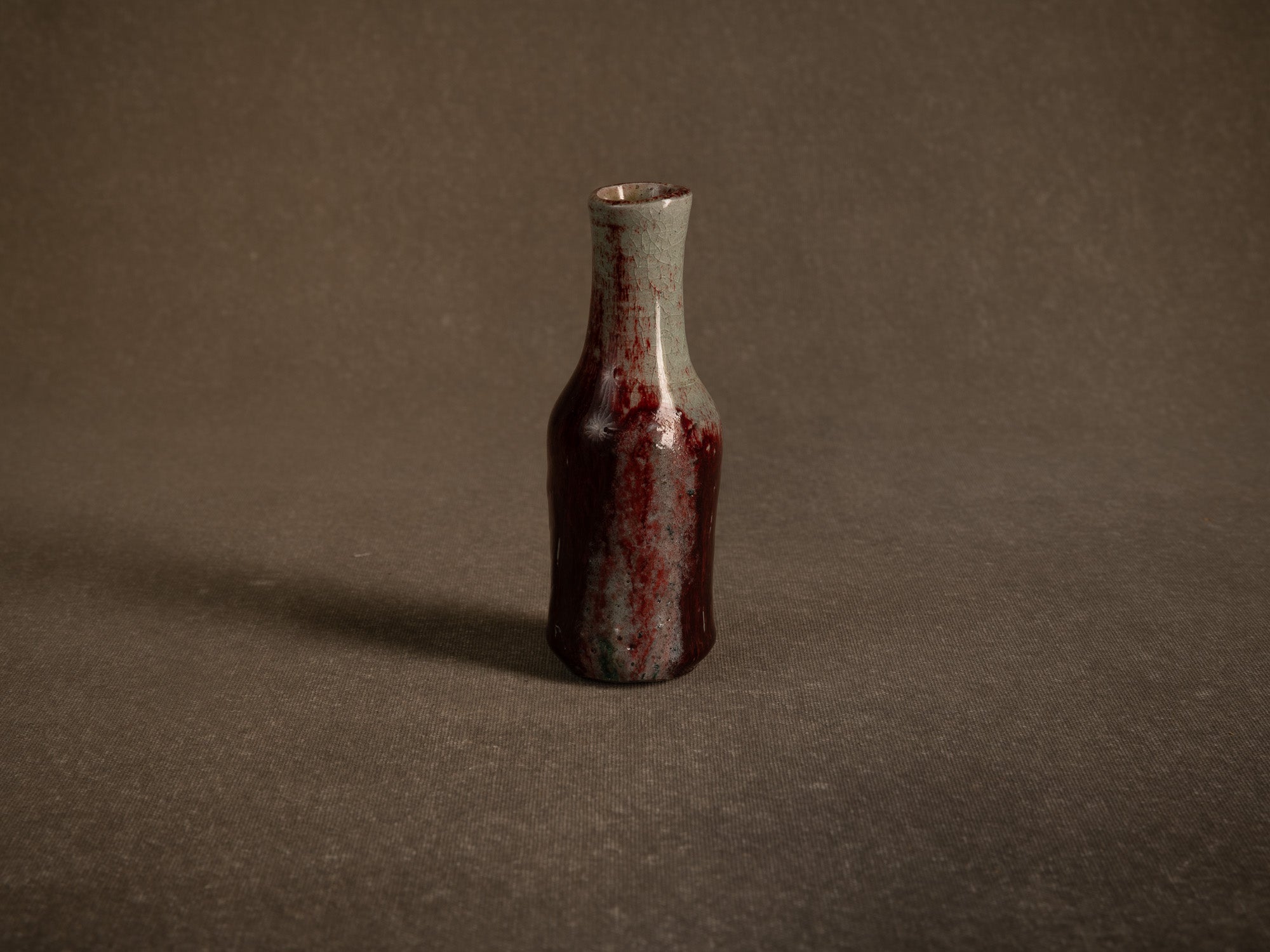 Remarquable vase en grès sang de boeuf d'Alain Gaudebert, France (vers 2000)..Stoneware oxblood glaze bottle vase by Alain Gaudebert, France (circa 2000)