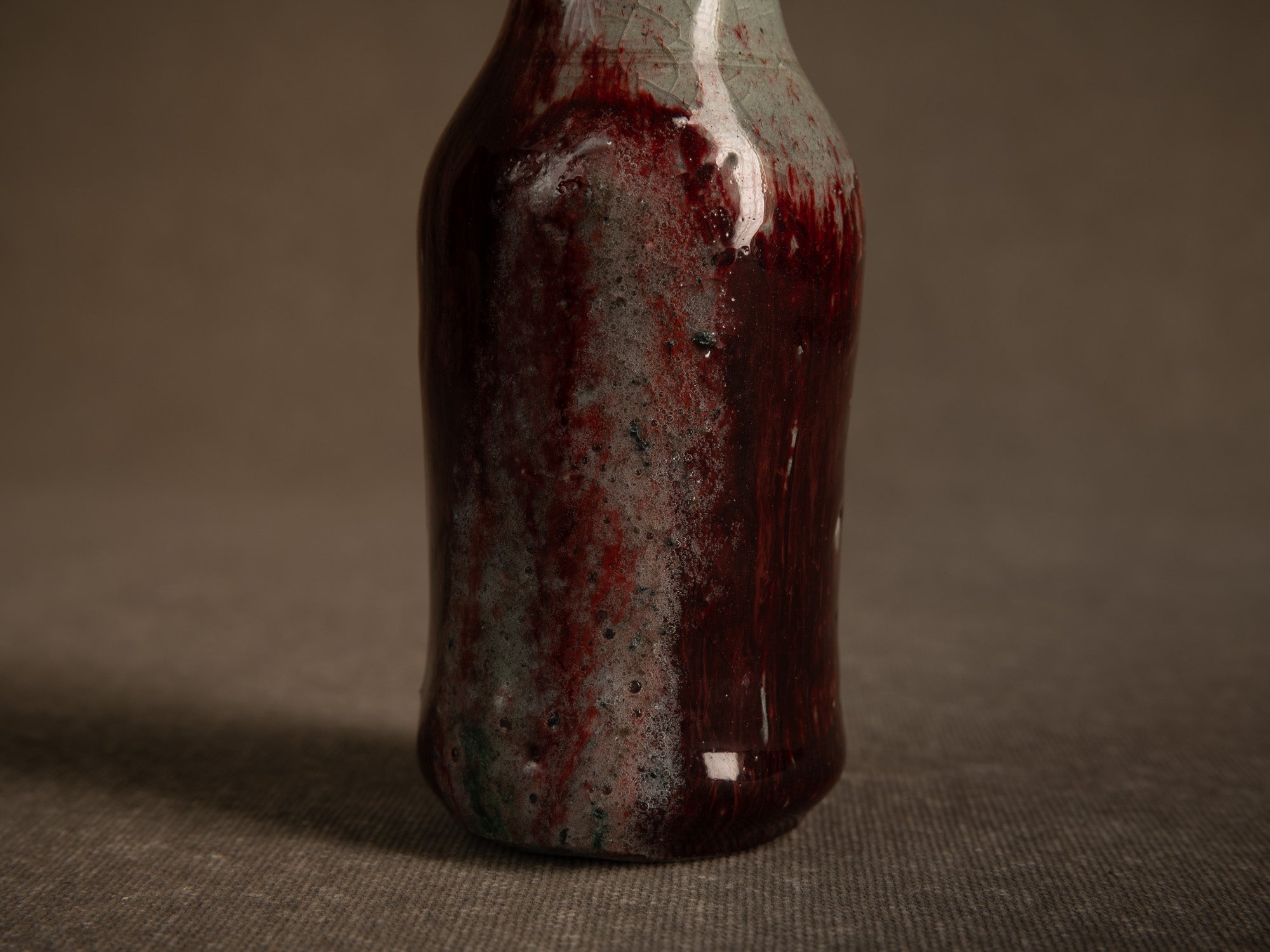 Remarquable vase en grès sang de boeuf d'Alain Gaudebert, France (vers 2000)..Stoneware oxblood glaze bottle vase by Alain Gaudebert, France (circa 2000)