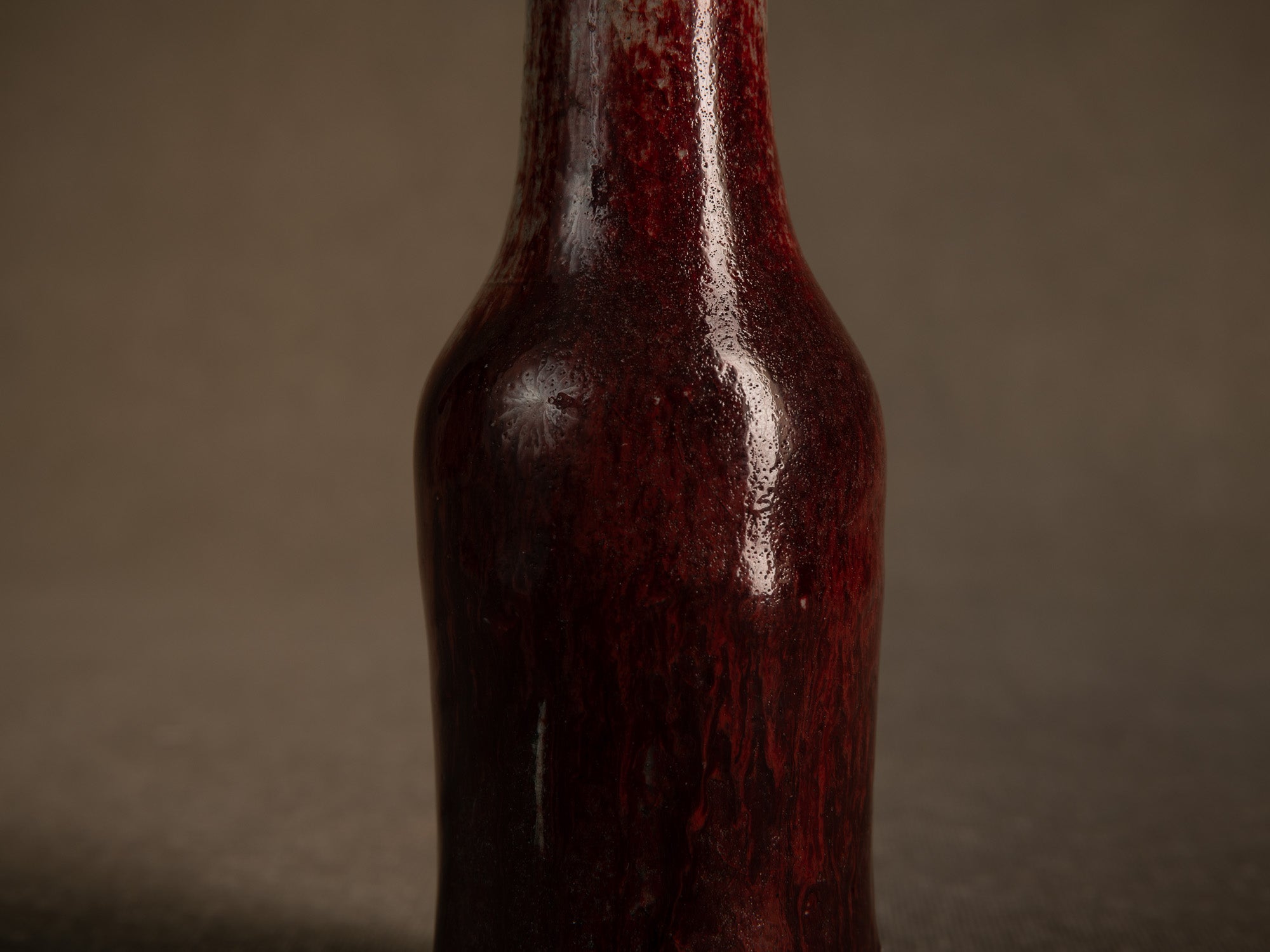 Remarquable vase en grès sang de boeuf d'Alain Gaudebert, France (vers 2000)..Stoneware oxblood glaze bottle vase by Alain Gaudebert, France (circa 2000)