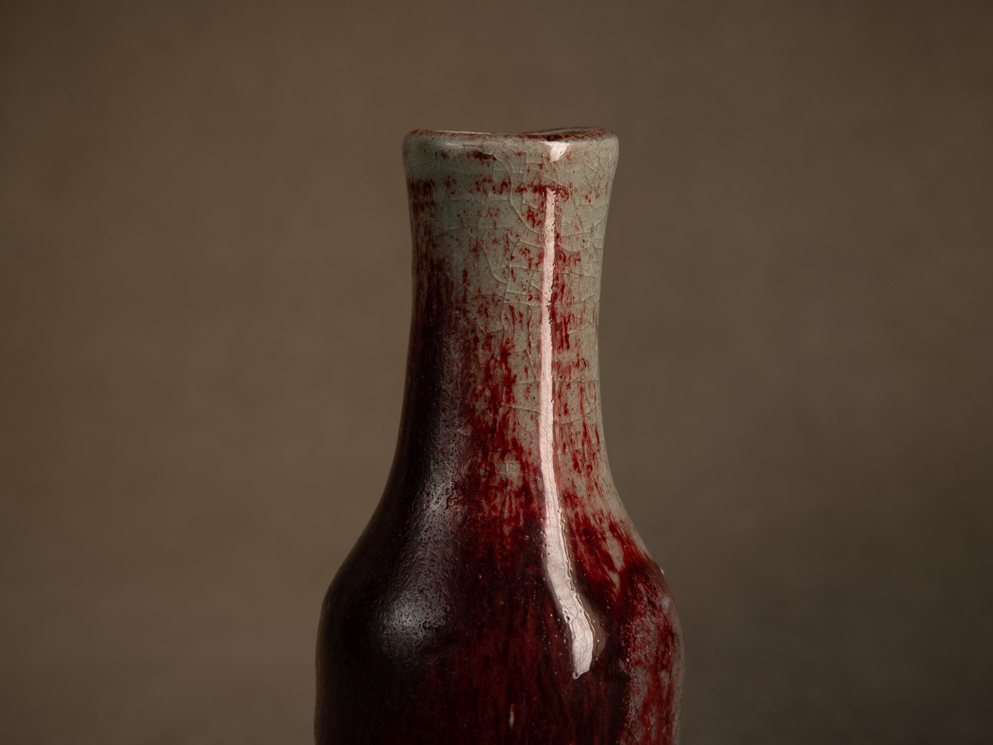 Remarquable vase en grès sang de boeuf d'Alain Gaudebert, France (vers 2000)..Stoneware oxblood glaze bottle vase by Alain Gaudebert, France (circa 2000)