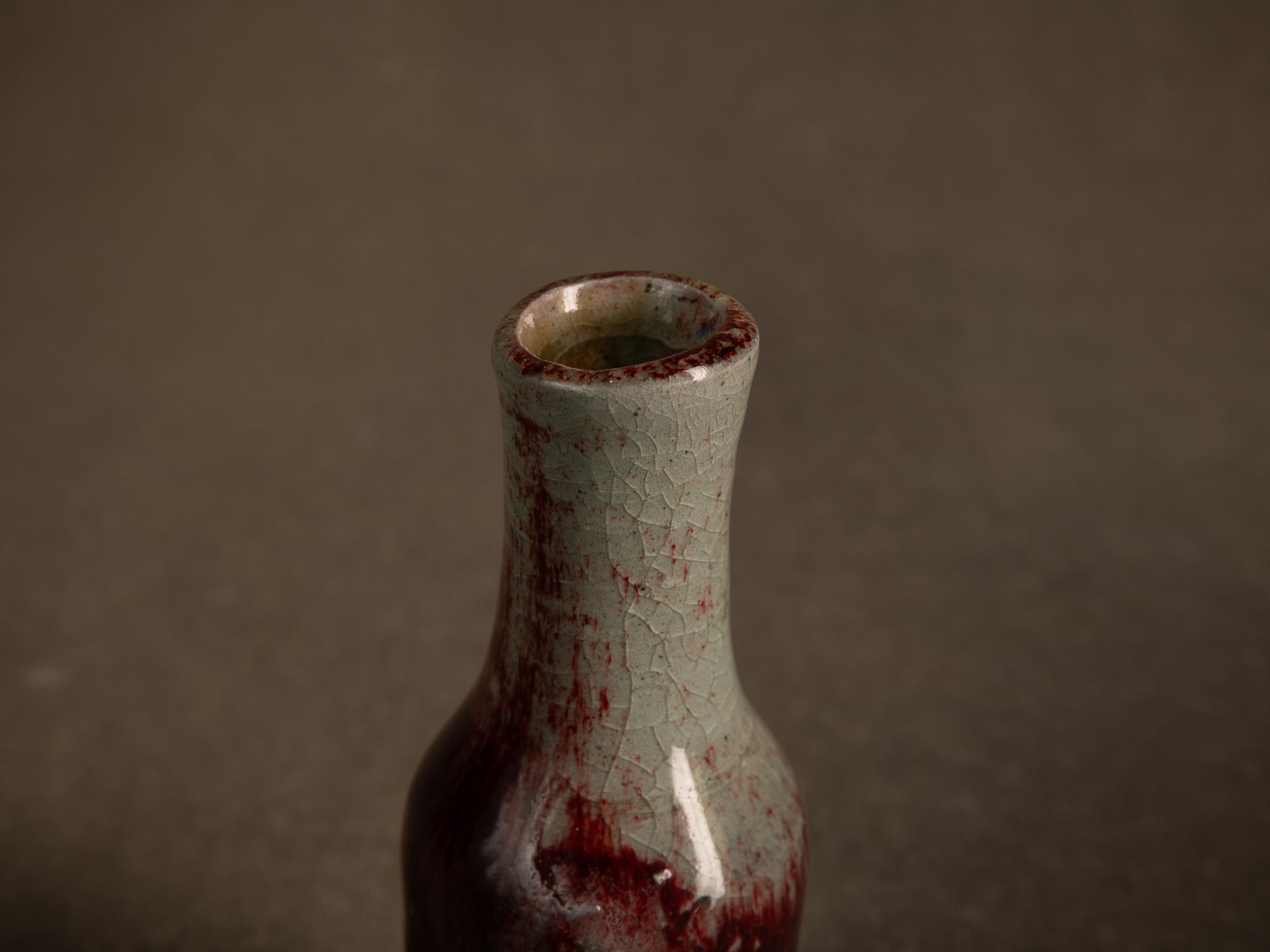 Remarquable vase en grès sang de boeuf d'Alain Gaudebert, France (vers 2000)..Stoneware oxblood glaze bottle vase by Alain Gaudebert, France (circa 2000)