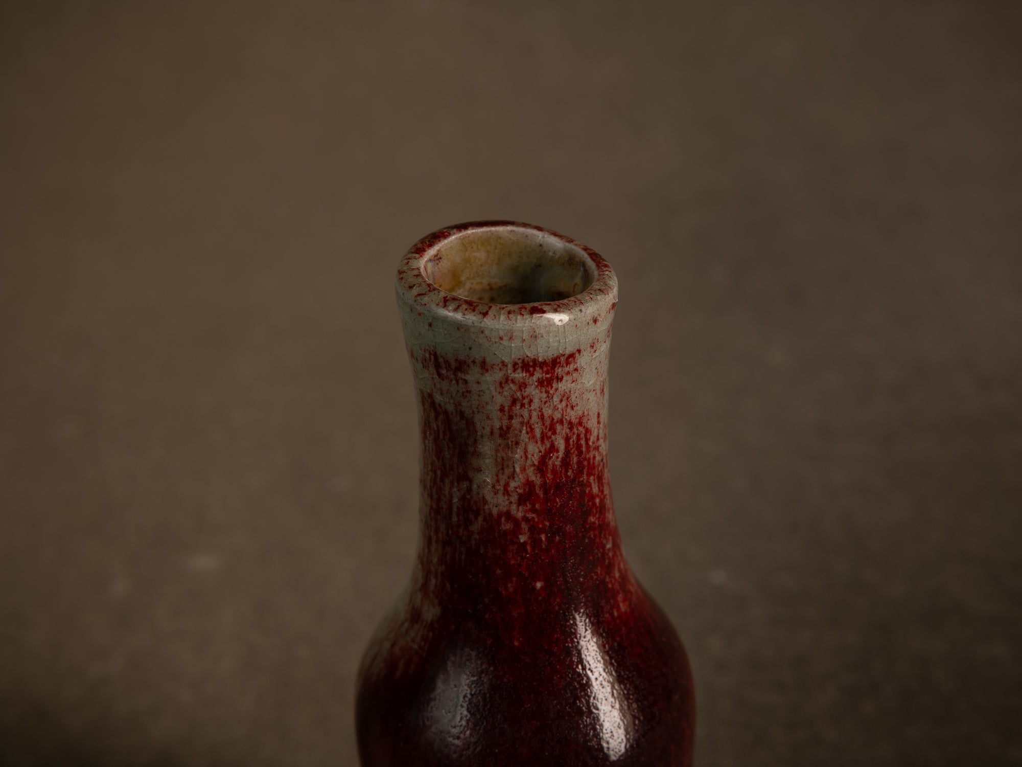 Remarquable vase en grès sang de boeuf d'Alain Gaudebert, France (vers 2000)..Stoneware oxblood glaze bottle vase by Alain Gaudebert, France (circa 2000)