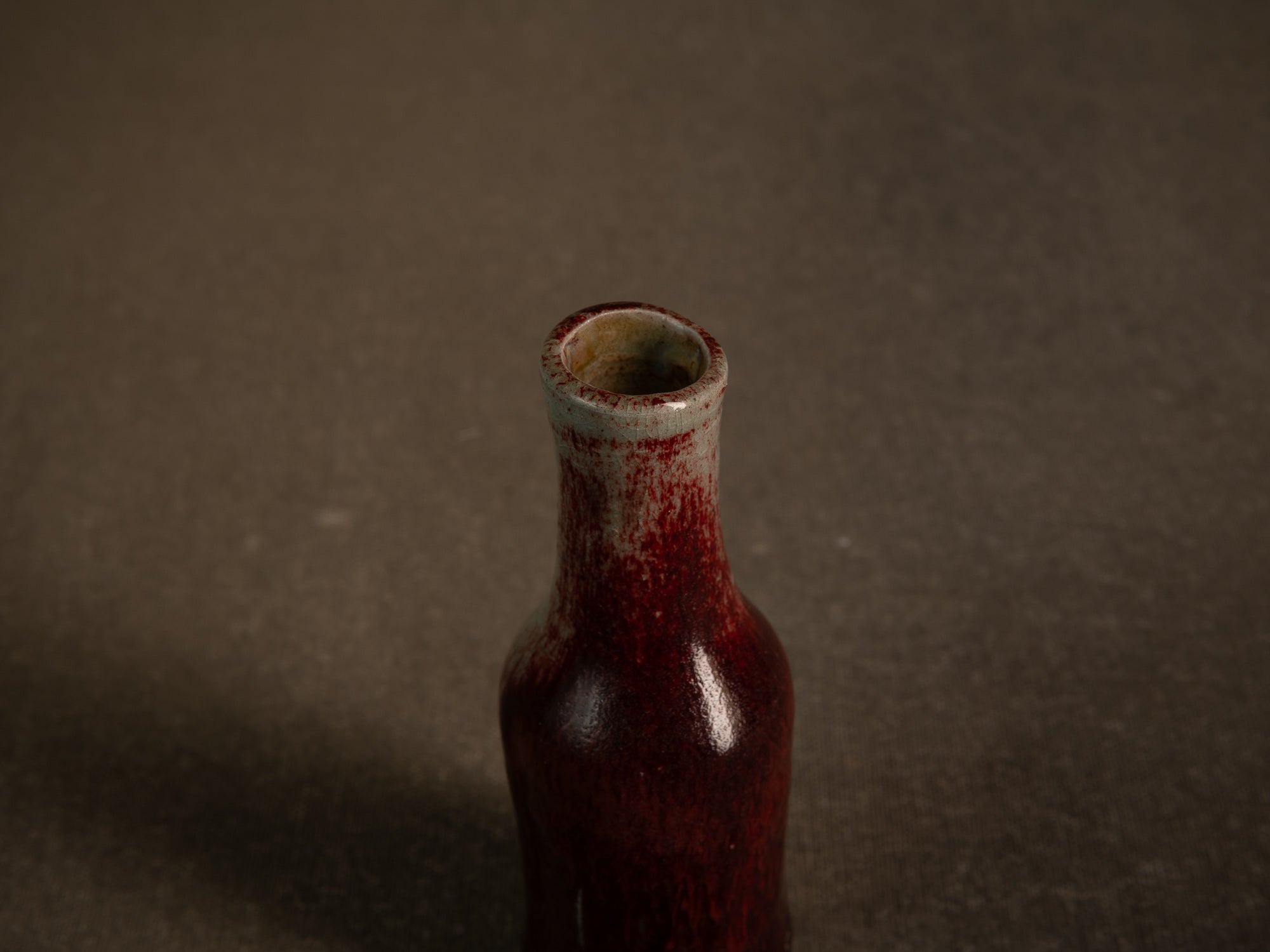 Remarquable vase en grès sang de boeuf d'Alain Gaudebert, France (vers 2000)..Stoneware oxblood glaze bottle vase by Alain Gaudebert, France (circa 2000)