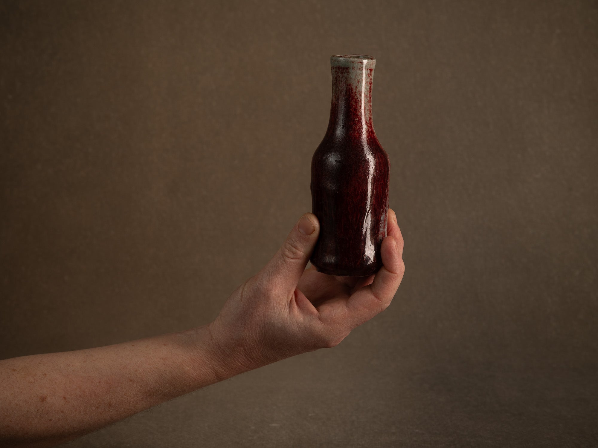 Remarquable vase en grès sang de boeuf d'Alain Gaudebert, France (vers 2000)..Stoneware oxblood glaze bottle vase by Alain Gaudebert, France (circa 2000)