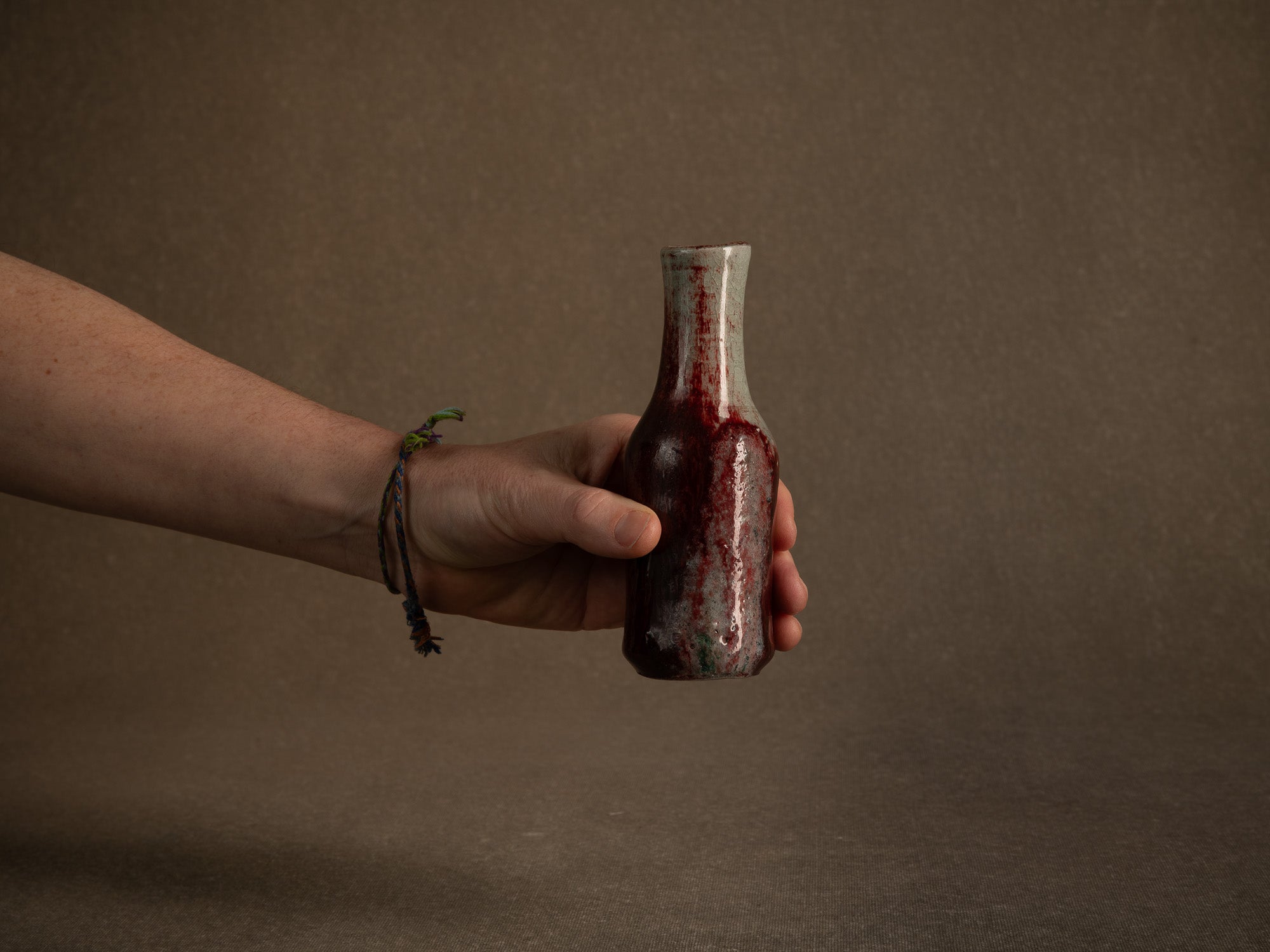 Remarquable vase en grès sang de boeuf d'Alain Gaudebert, France (vers 2000)..Stoneware oxblood glaze bottle vase by Alain Gaudebert, France (circa 2000)