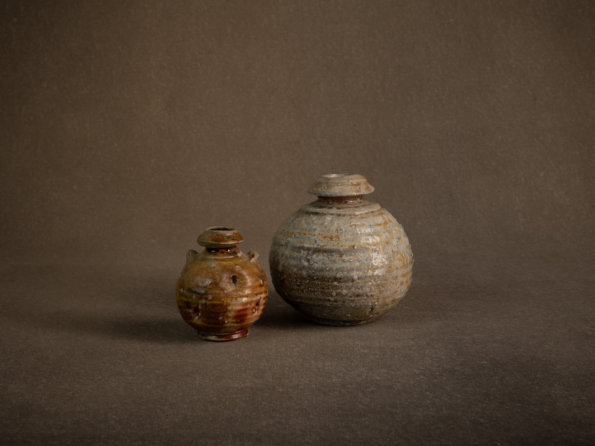 Vase en grès dans le style de shigaraki, Belgique (vers 1990)..Stoneware vase in the Shigaraki style, Belgium (circa 1990)
