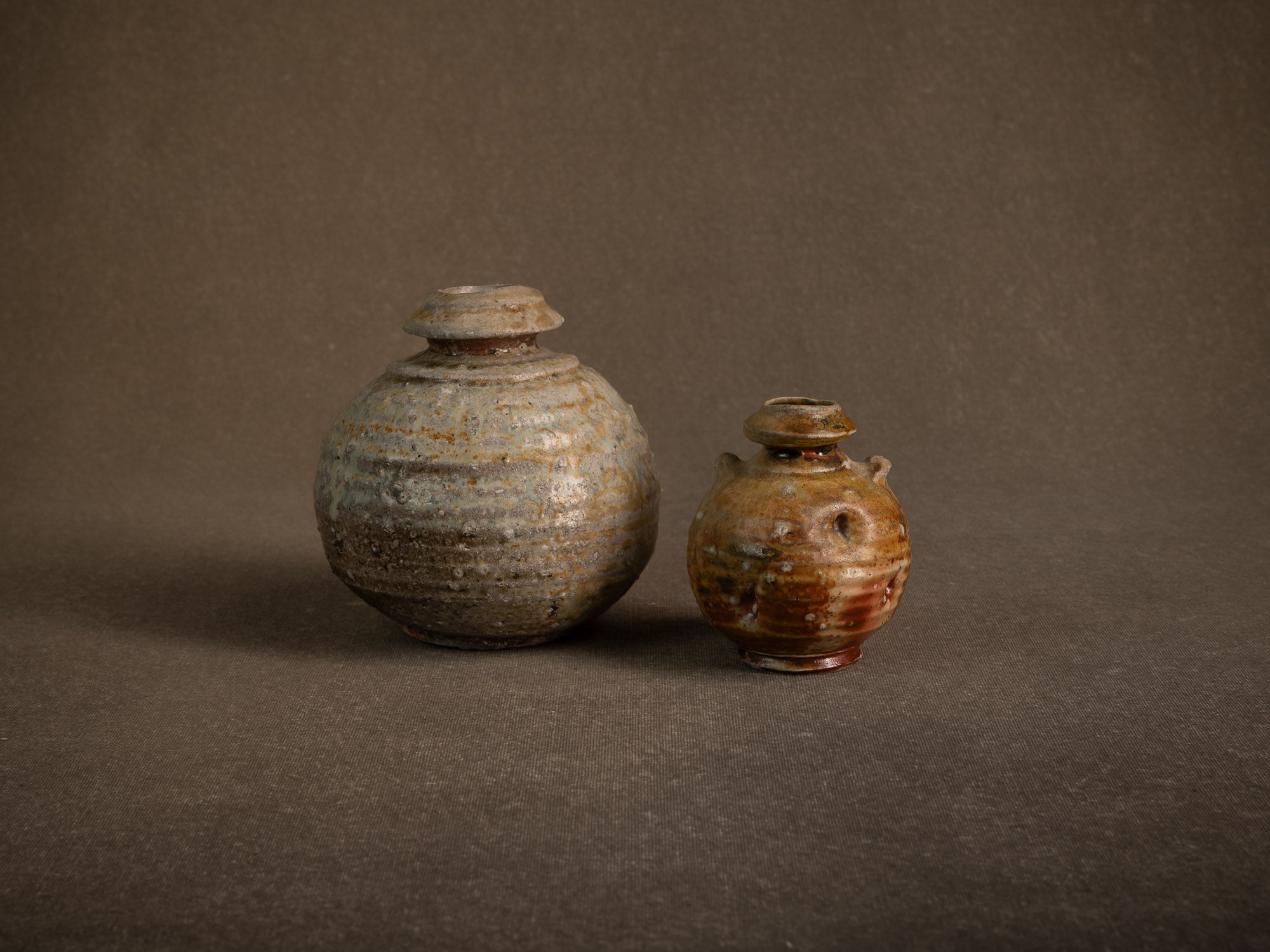 Vase à oreilles en grès fledspathique dans le style de shigaraki, Belgique (vers 1990)..Stoneware vase in the Shigaraki style, Belgium (circa 1990)