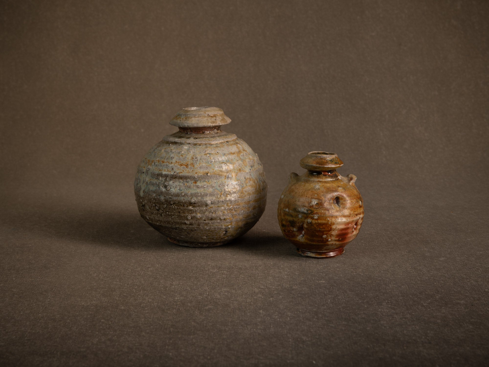 Vase en grès dans le style de shigaraki, Belgique (vers 1990)..Stoneware vase in the Shigaraki style, Belgium (circa 1990)