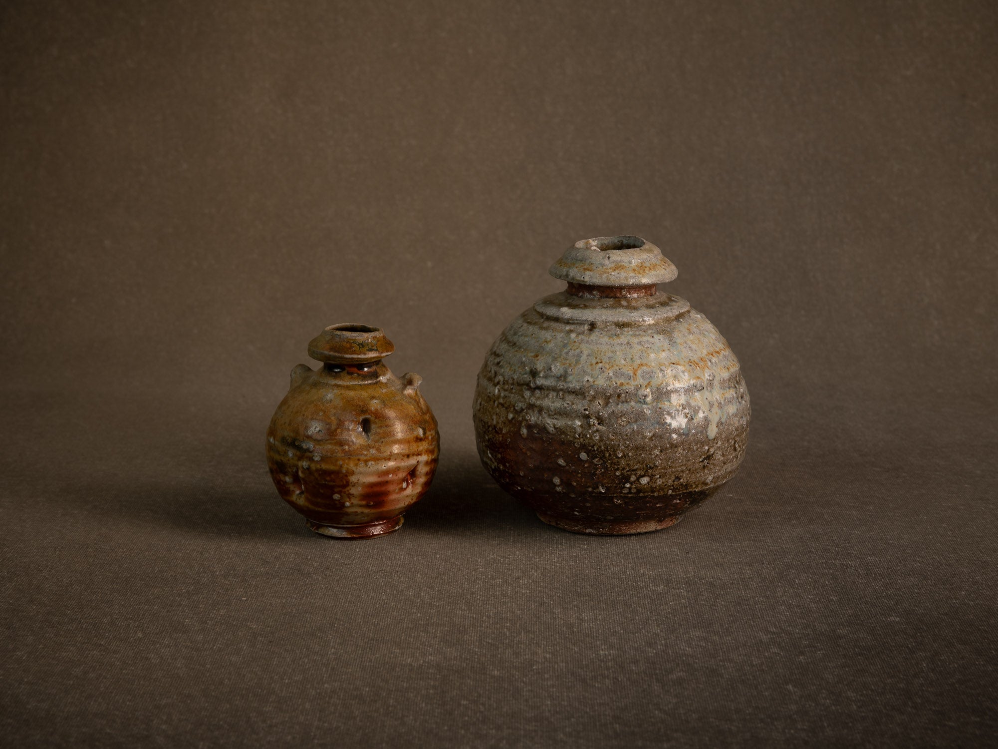 Vase en grès dans le style de shigaraki, Belgique (vers 1990)..Stoneware vase in the Shigaraki style, Belgium (circa 1990)