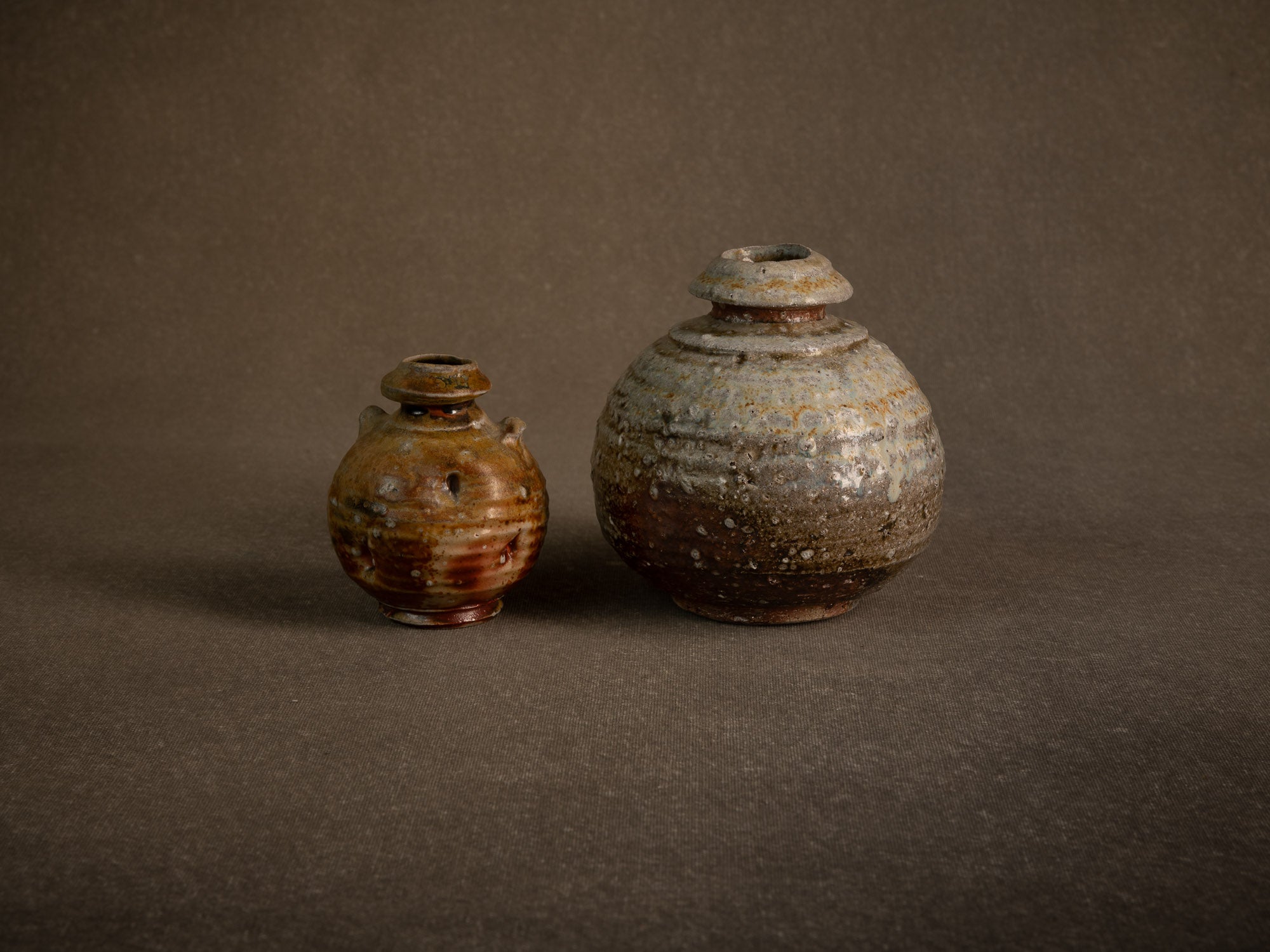 Duo de vases en grès fledspathique dans le style de shigaraki, Belgique (vers 1990)..Pair of stoneware vases in the Shigaraki style, Belgium (circa 1990)