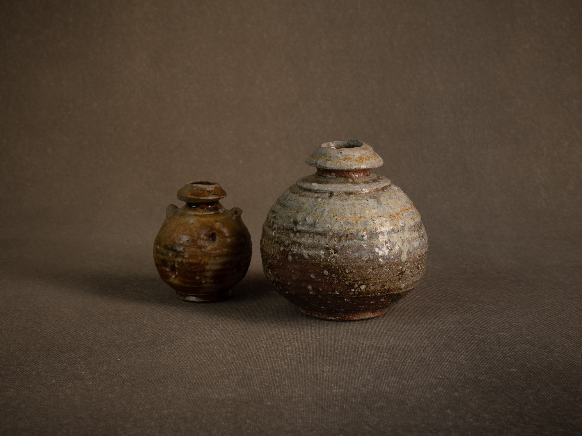Duo de vases en grès fledspathique dans le style de shigaraki, Belgique (vers 1990)..Pair of stoneware vases in the Shigaraki style, Belgium (circa 1990)